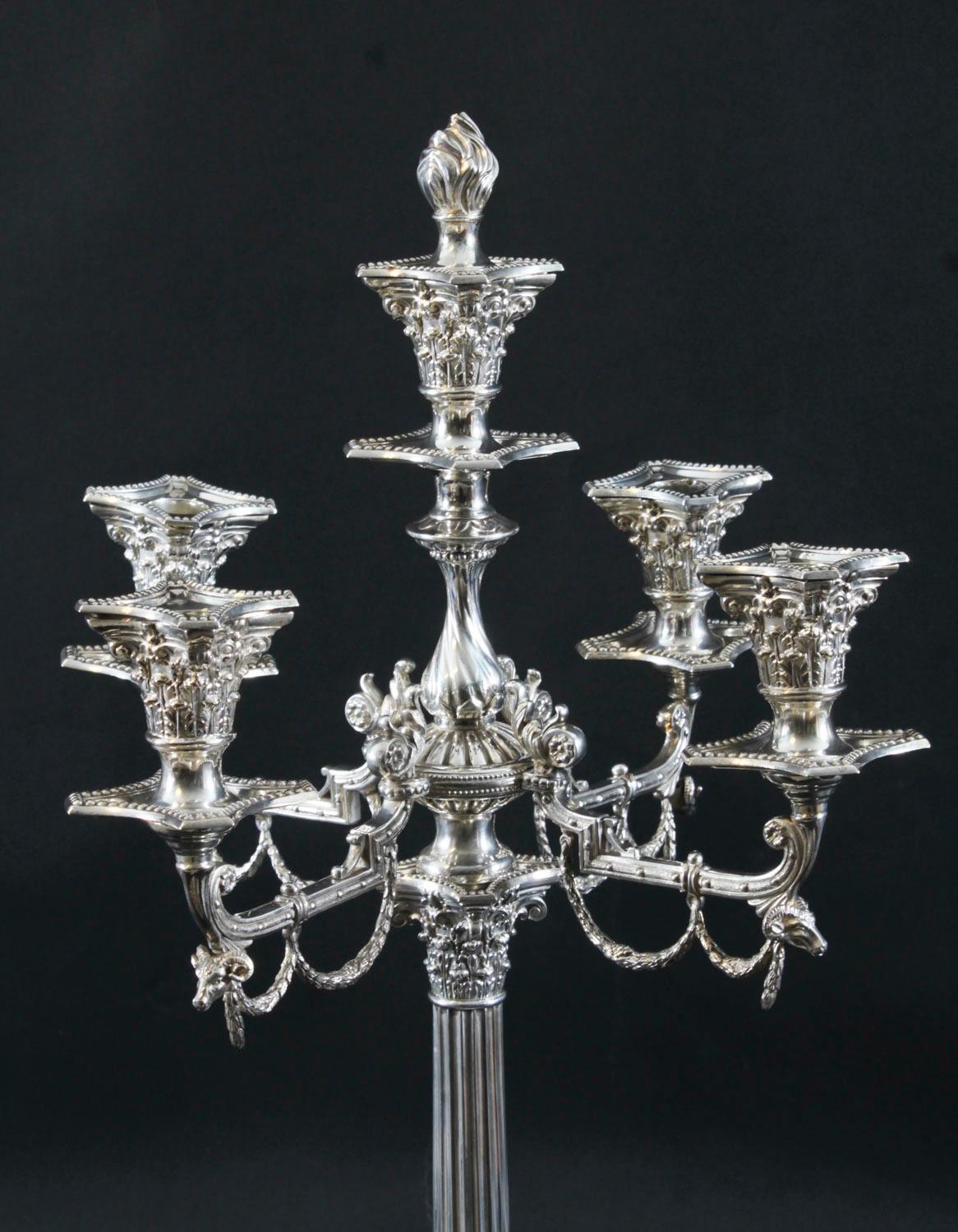 Giorgio III Coppia antica di candelabri edoardiani a 5 luci placcati in argento del XX secolo in vendita