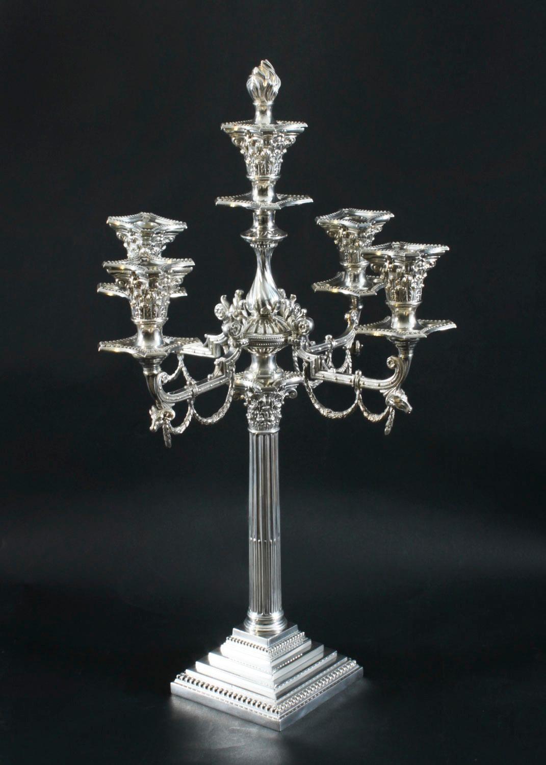 Inglese Coppia antica di candelabri edoardiani a 5 luci placcati in argento del XX secolo in vendita