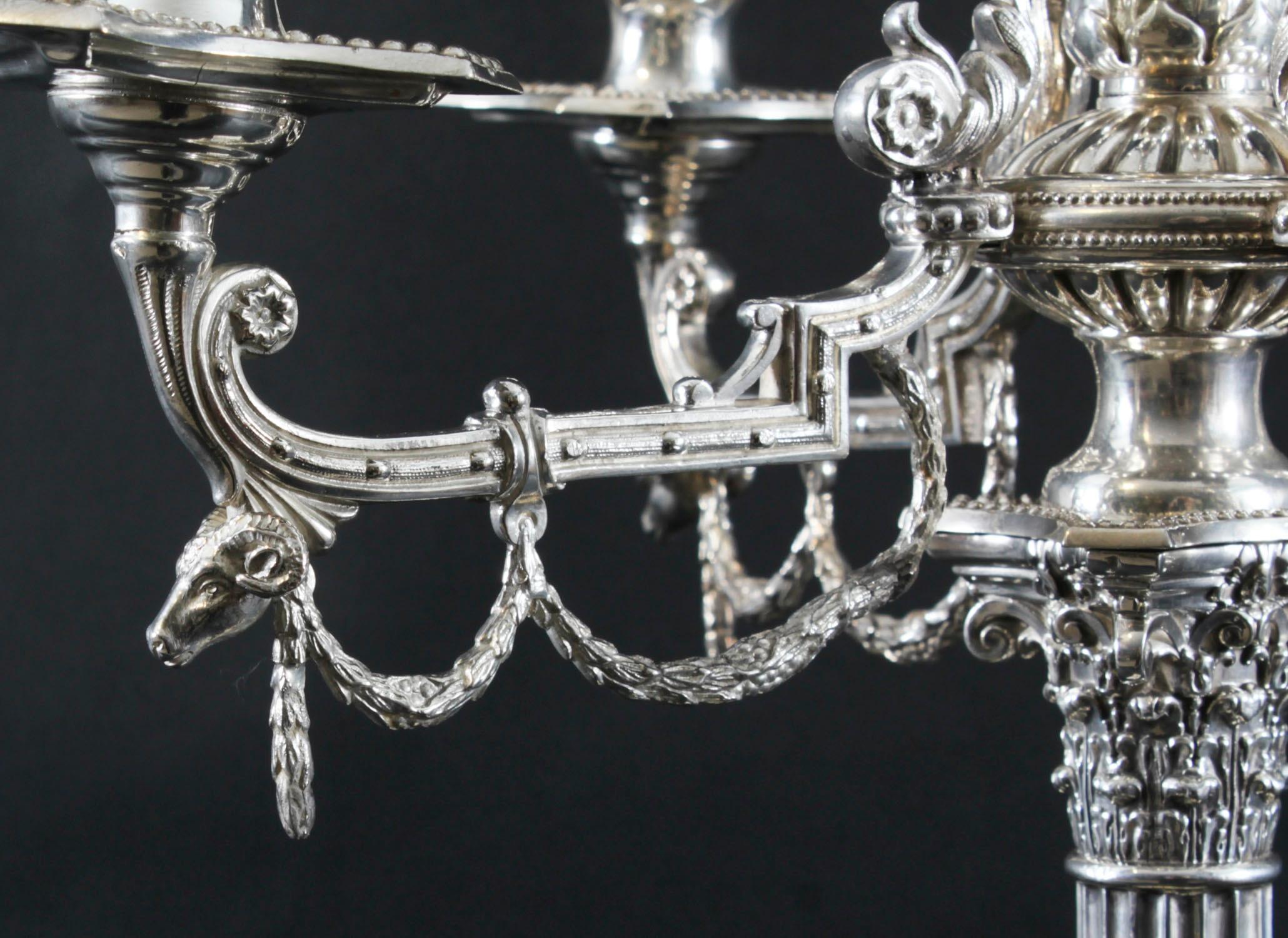 Coppia antica di candelabri edoardiani a 5 luci placcati in argento del XX secolo In condizioni buone in vendita a London, GB