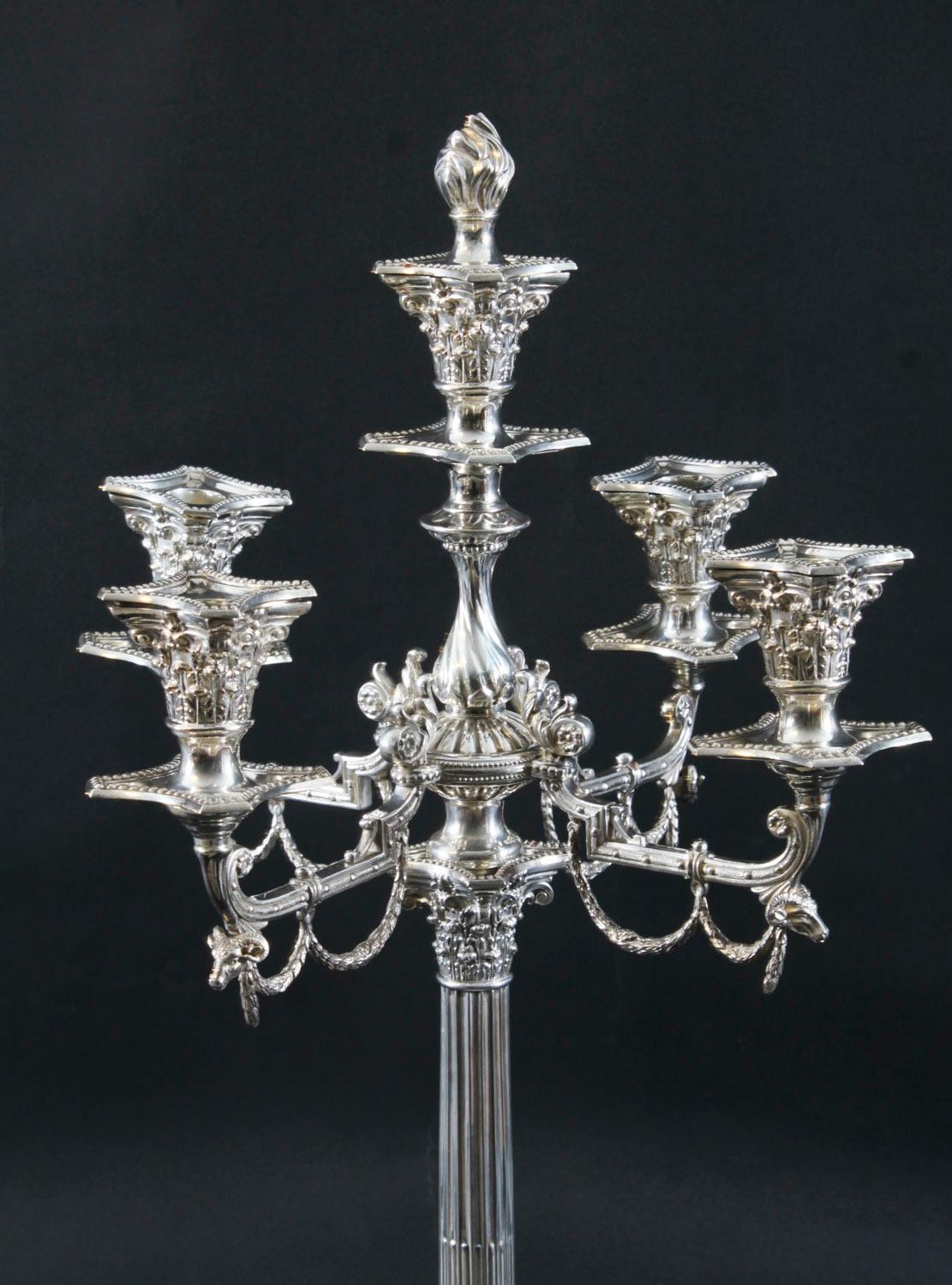 Inizio XX secolo Coppia antica di candelabri edoardiani a 5 luci placcati in argento del XX secolo in vendita