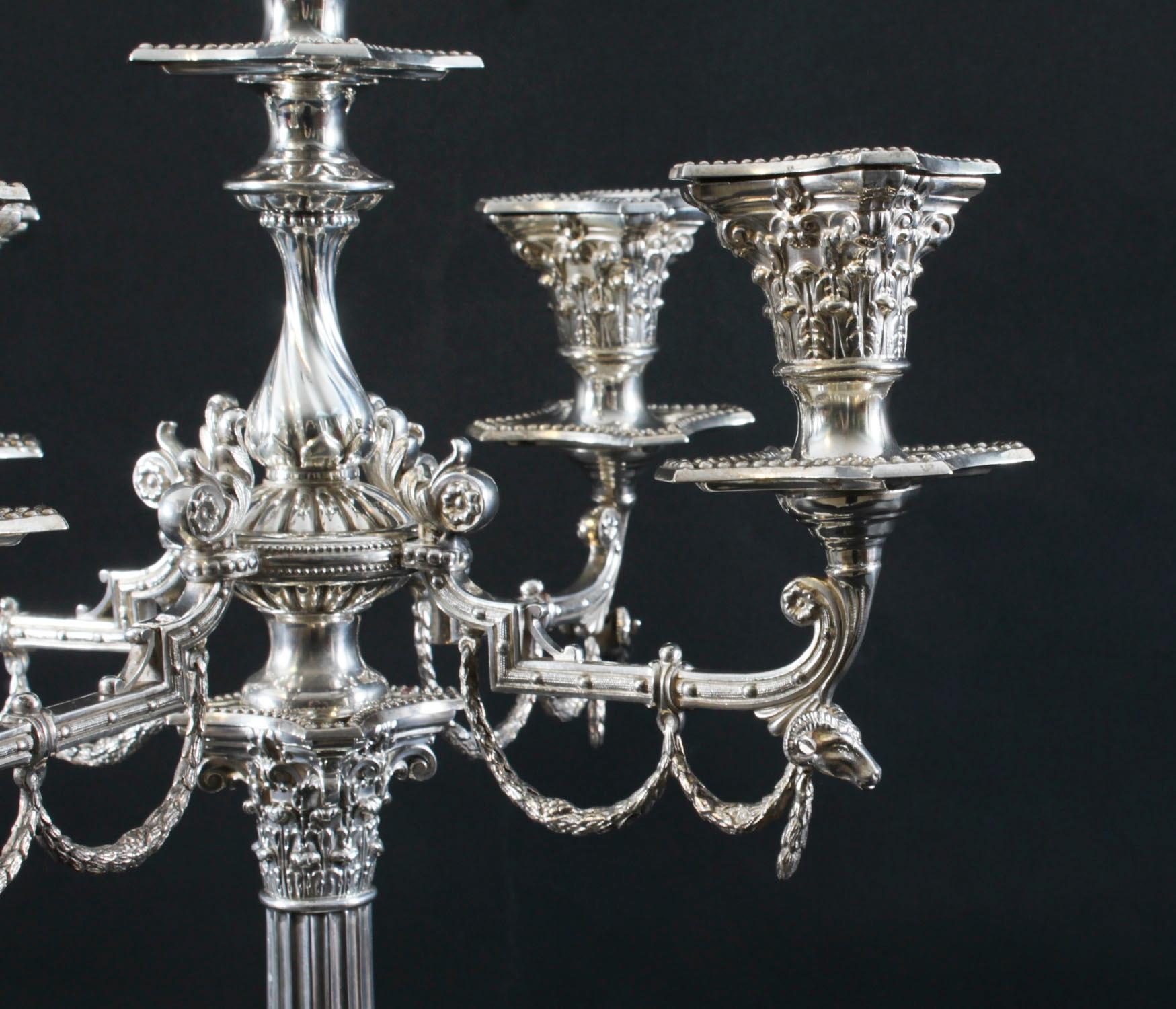 Coppia antica di candelabri edoardiani a 5 luci placcati in argento del XX secolo in vendita 2
