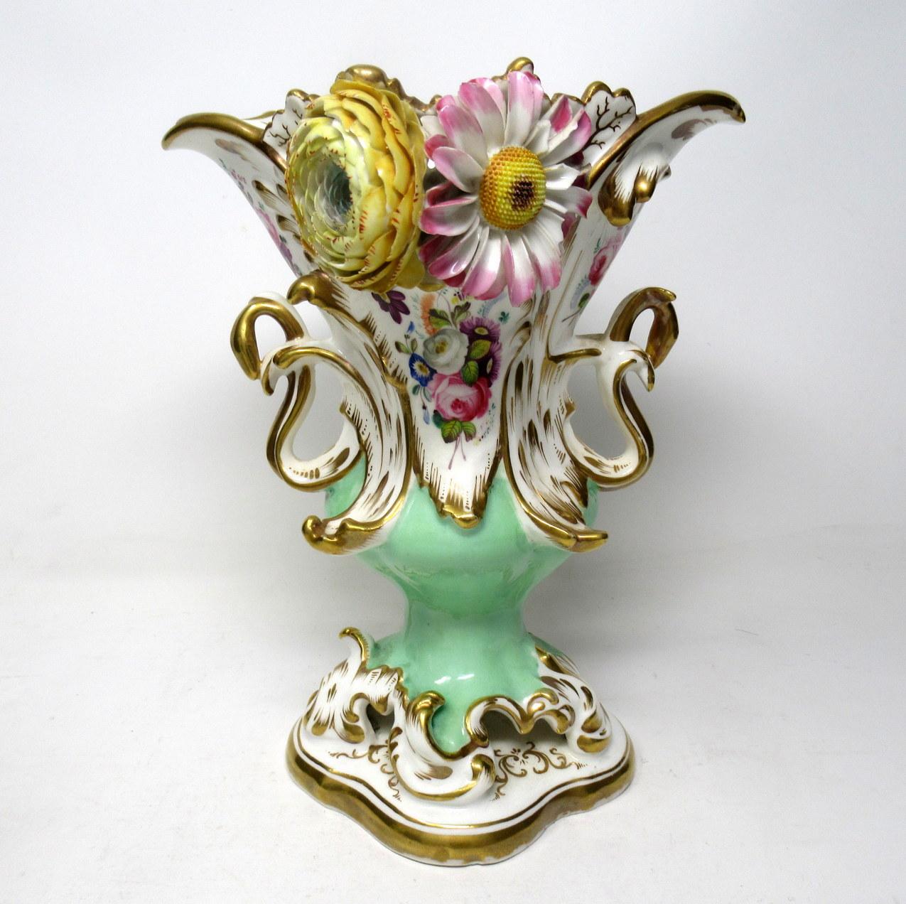 Antique Pair of English Coalport Coalbrookdale Flower Encrusted Gilt Vases Urns In Good Condition In Dublin, Ireland