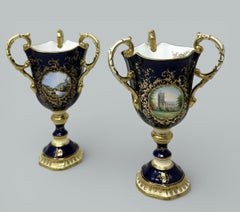 Antica coppia inglese Coalport Porcelain a tre manici con coppe per trofei d'amore