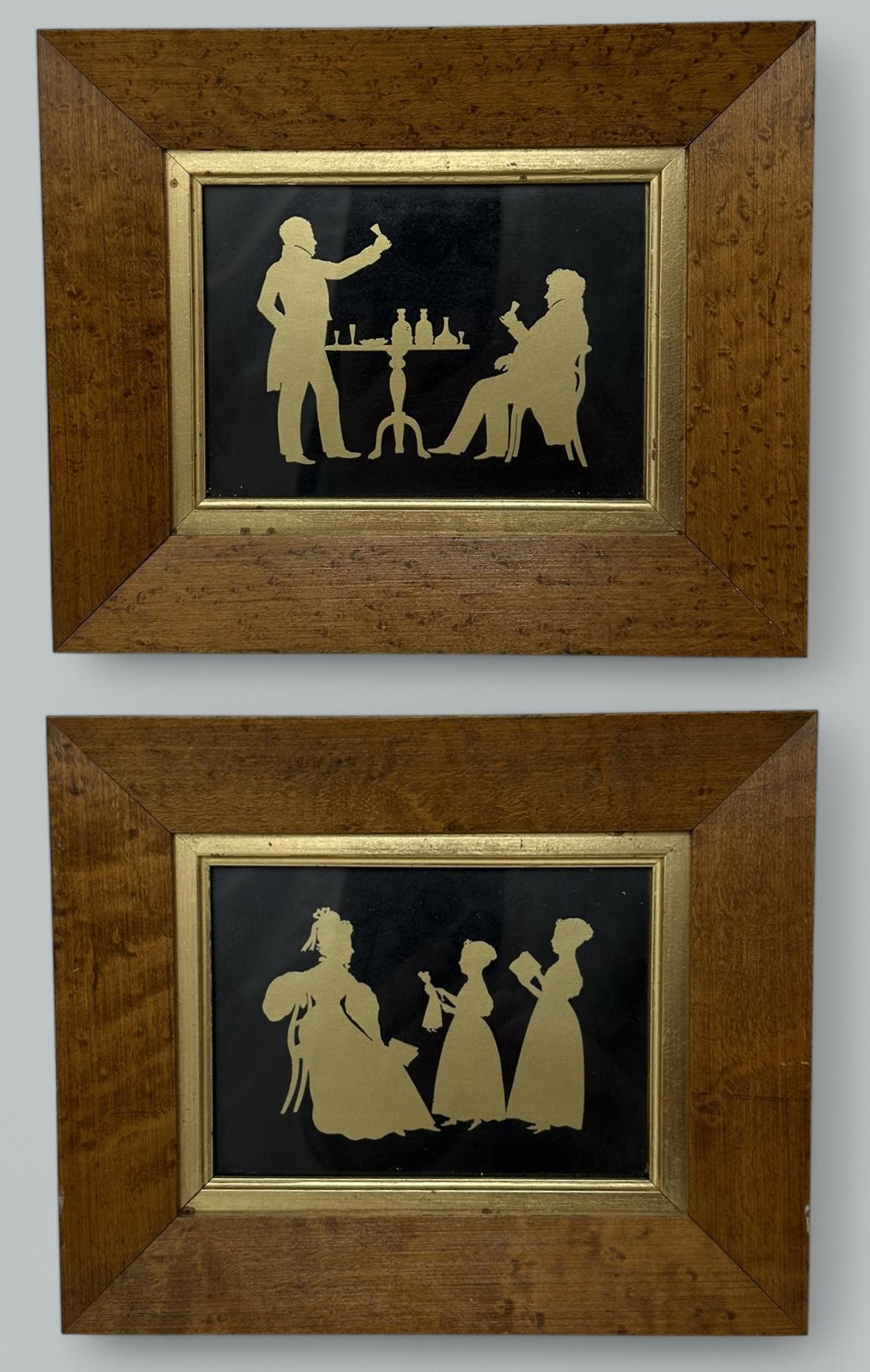 Impresionante Pareja de Siluetas una de dos Caballeros degustando diversas bebidas, la otra representa a una madre con dos niños mostrando sus juguetes. Primer cuarto del siglo XX, de origen inglés. 

Completos con sus marcos originales de arce ojo