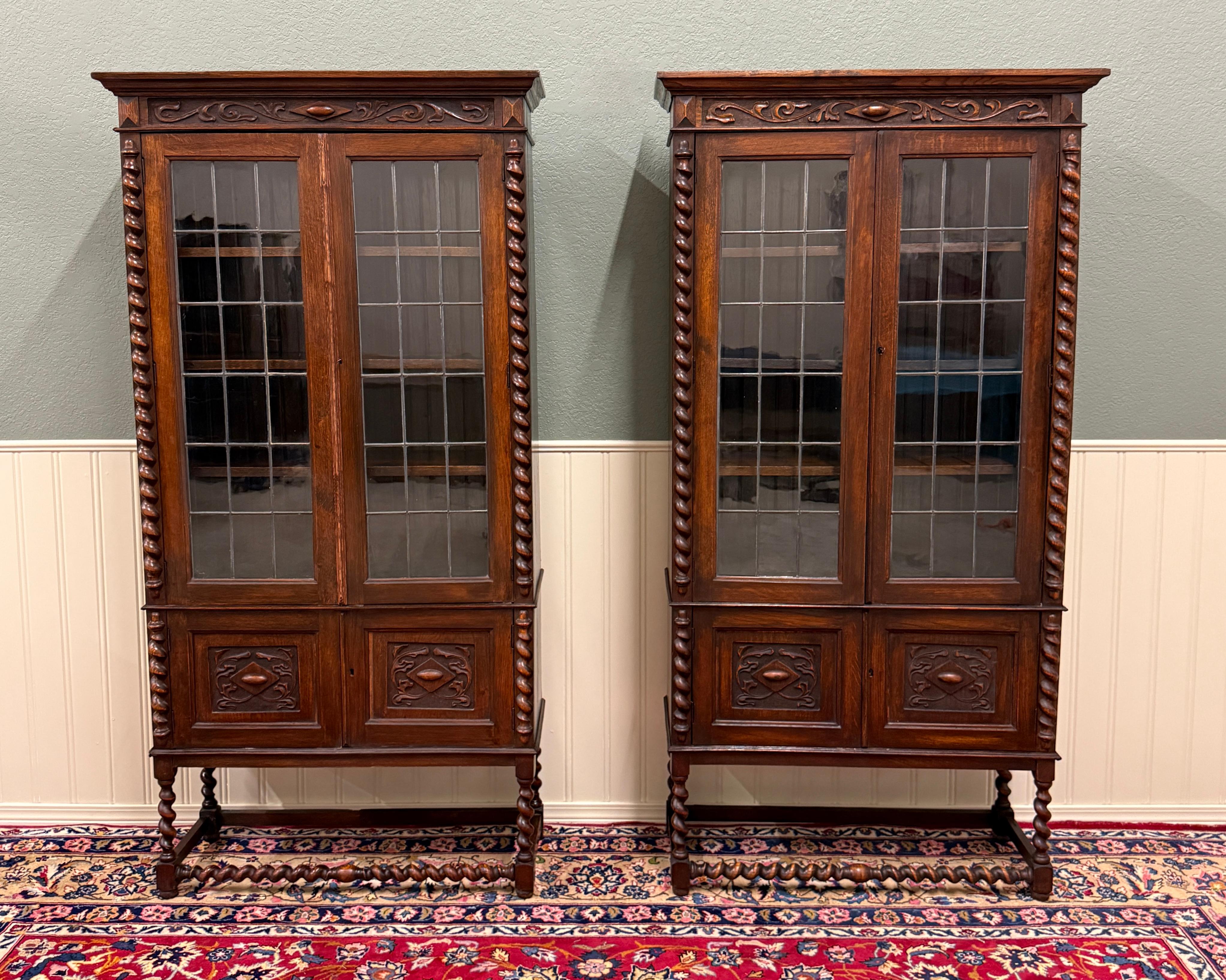 HERMOSO PAR de antiguas librerías o vitrinas inglesas de roble jacobeo con puertas de cristal doble emplomado 