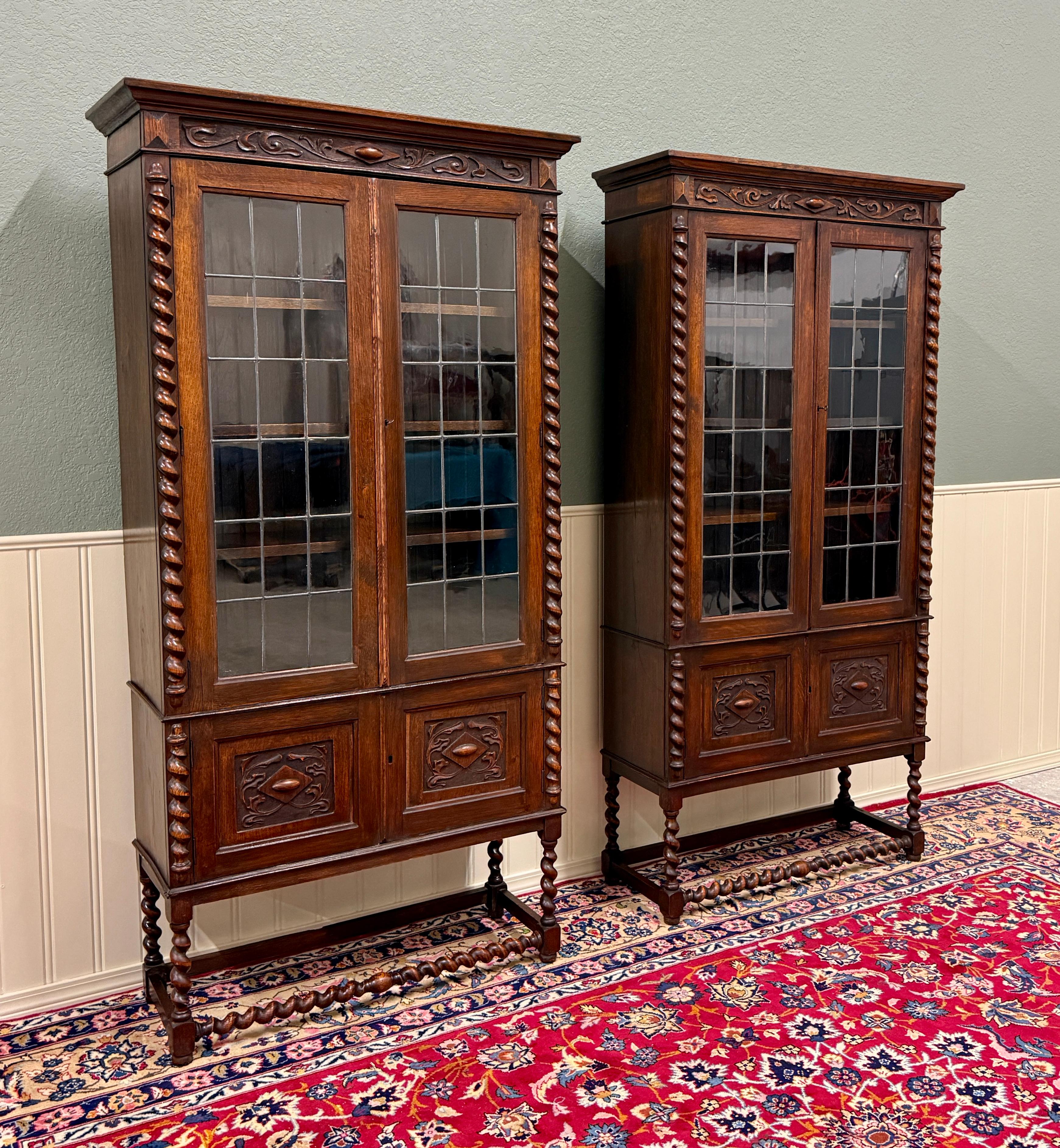 Antiguo PAR Librerías Jacobeas Inglesas Estanterías Gabinetes Cristal Plomizo Roble Tallado en venta