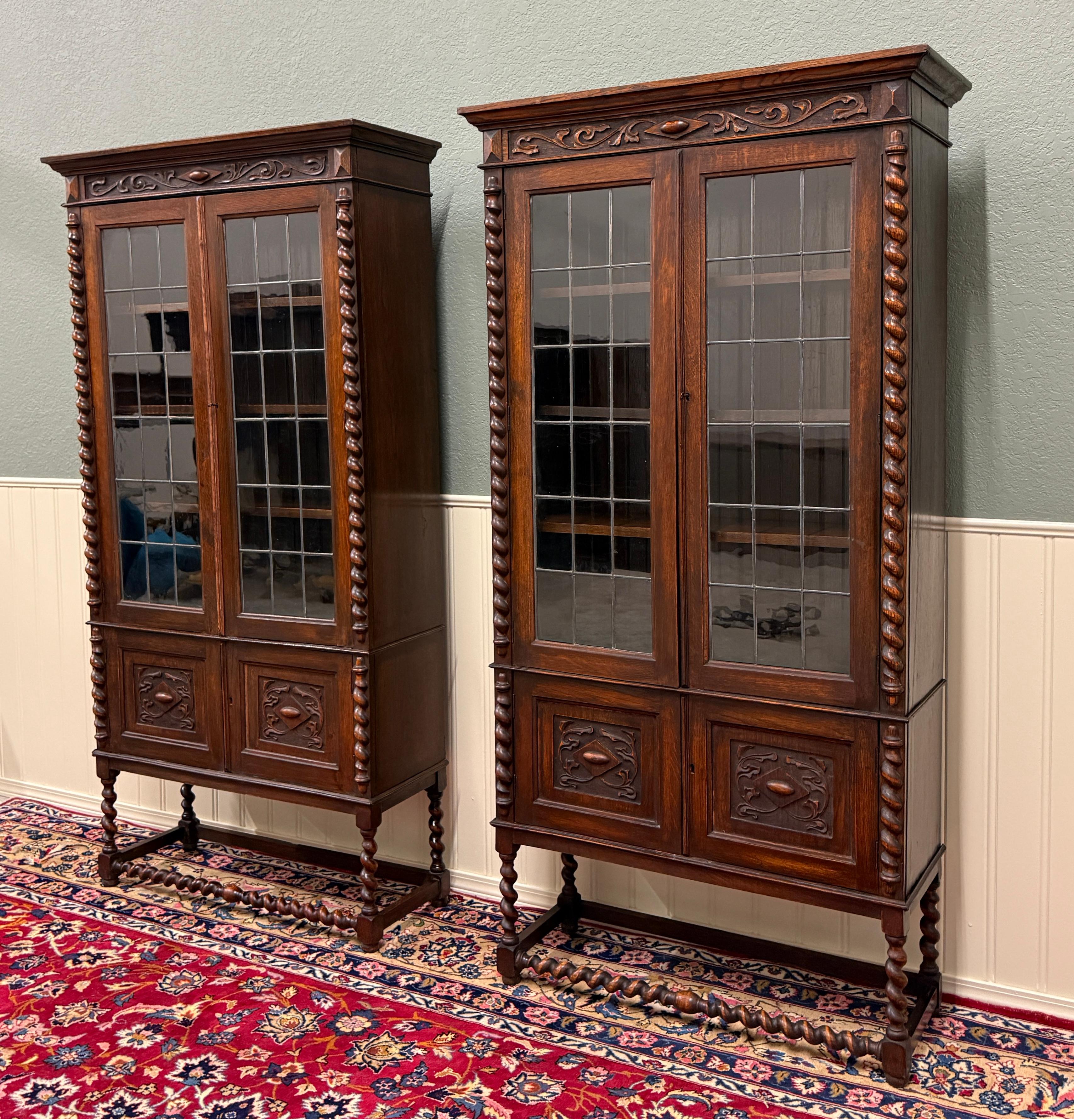 Antiguo PAR Librerías Jacobeas Inglesas Estanterías Gabinetes Cristal Plomizo Roble en Bueno estado para la venta en Tyler, TX