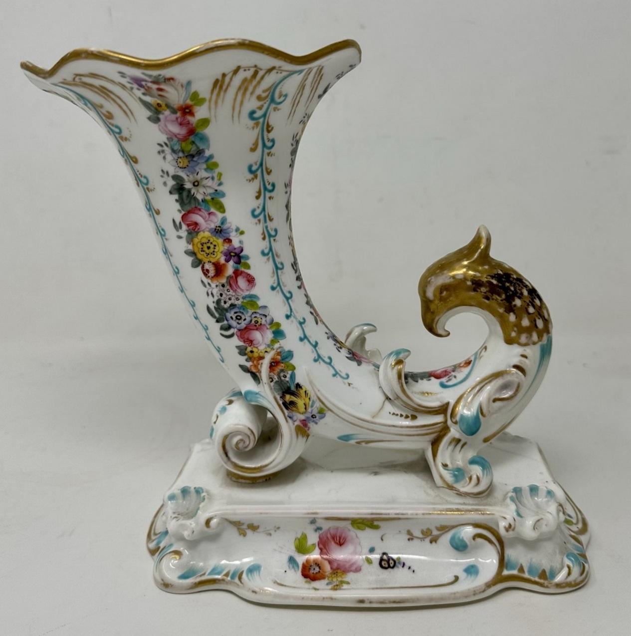 Britannique Ancienne paire de vases anglais en porcelaine avec corne d'abondance, natures mortes et fleurs Rockingham