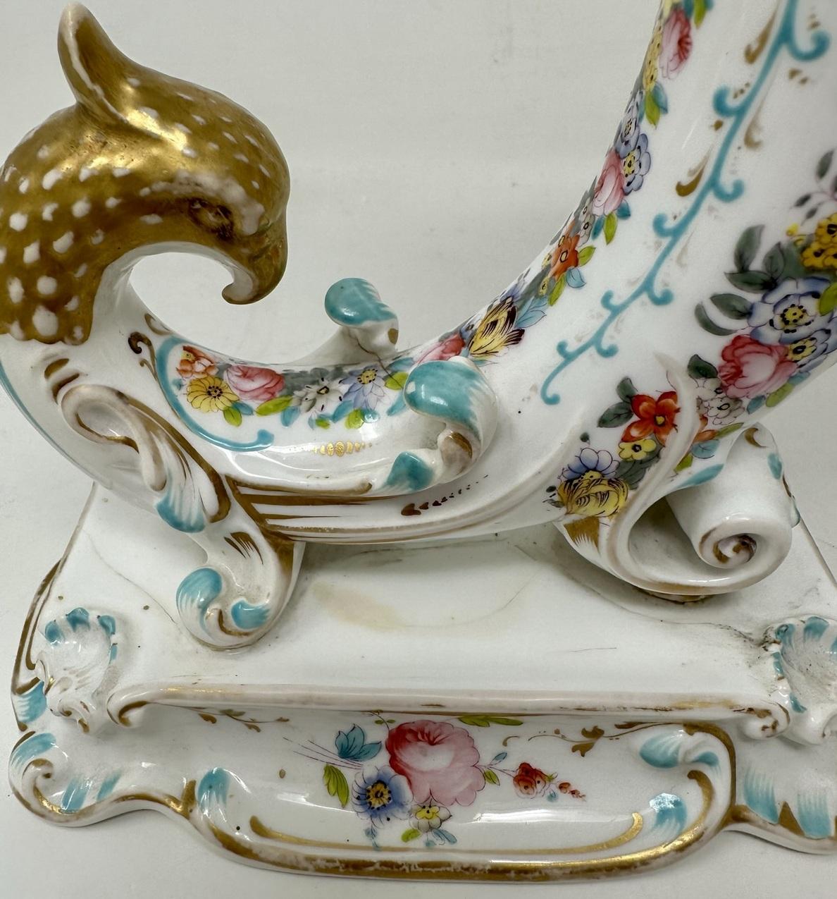 Ancienne paire de vases anglais en porcelaine avec corne d'abondance, natures mortes et fleurs Rockingham 1