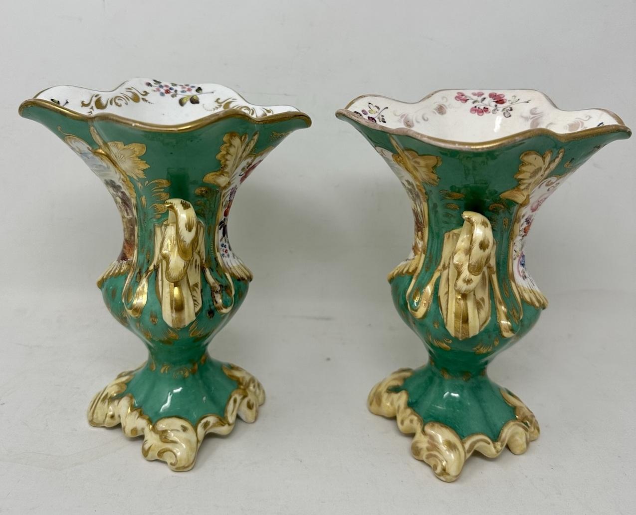 Antikes Paar englische Samuel Alcock-Vasen aus Porzellan in Grün mit Blumenstillleben  (19. Jahrhundert) im Angebot