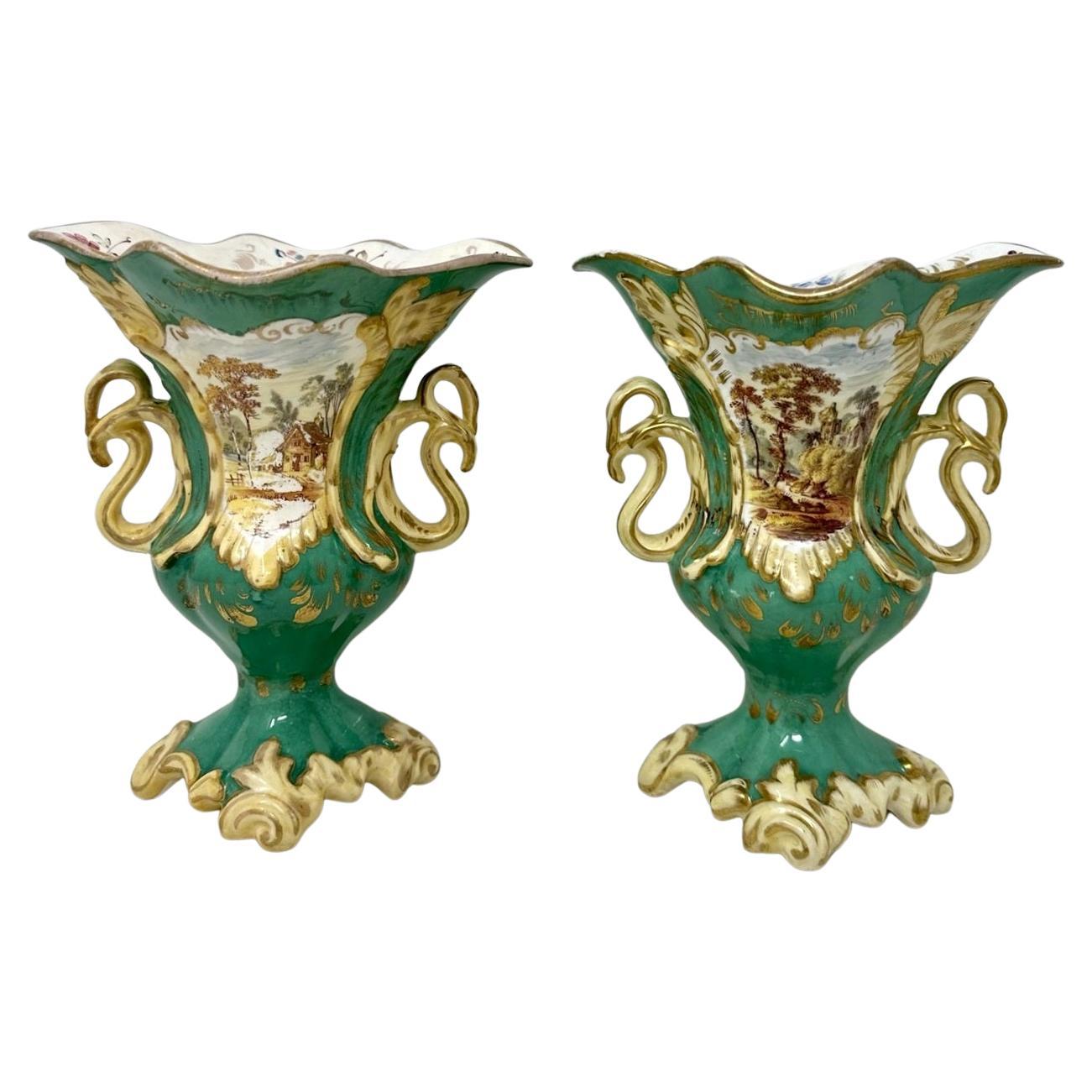 Antikes Paar englische Samuel Alcock-Vasen aus Porzellan in Grün mit Blumenstillleben 