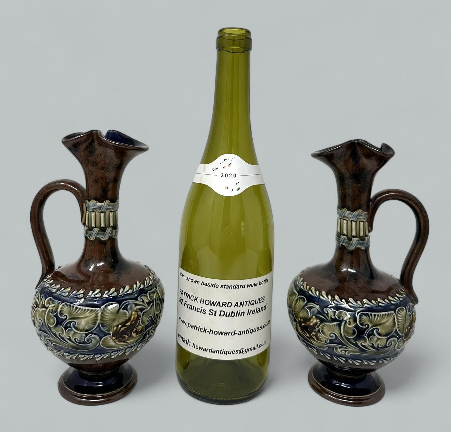 Coppia antica di porcellane inglesi Royal Doulton Art Nouveau Brocche Ewers Urne in vendita 3
