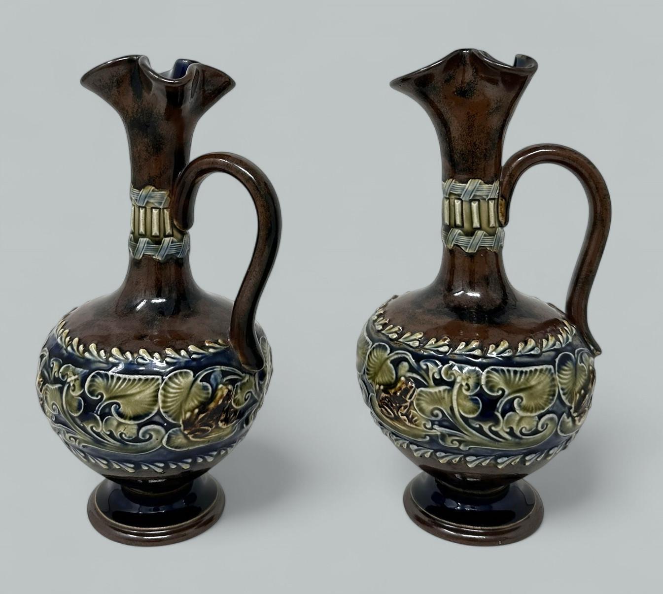 Tardo vittoriano Coppia antica di porcellane inglesi Royal Doulton Art Nouveau Brocche Ewers Urne in vendita