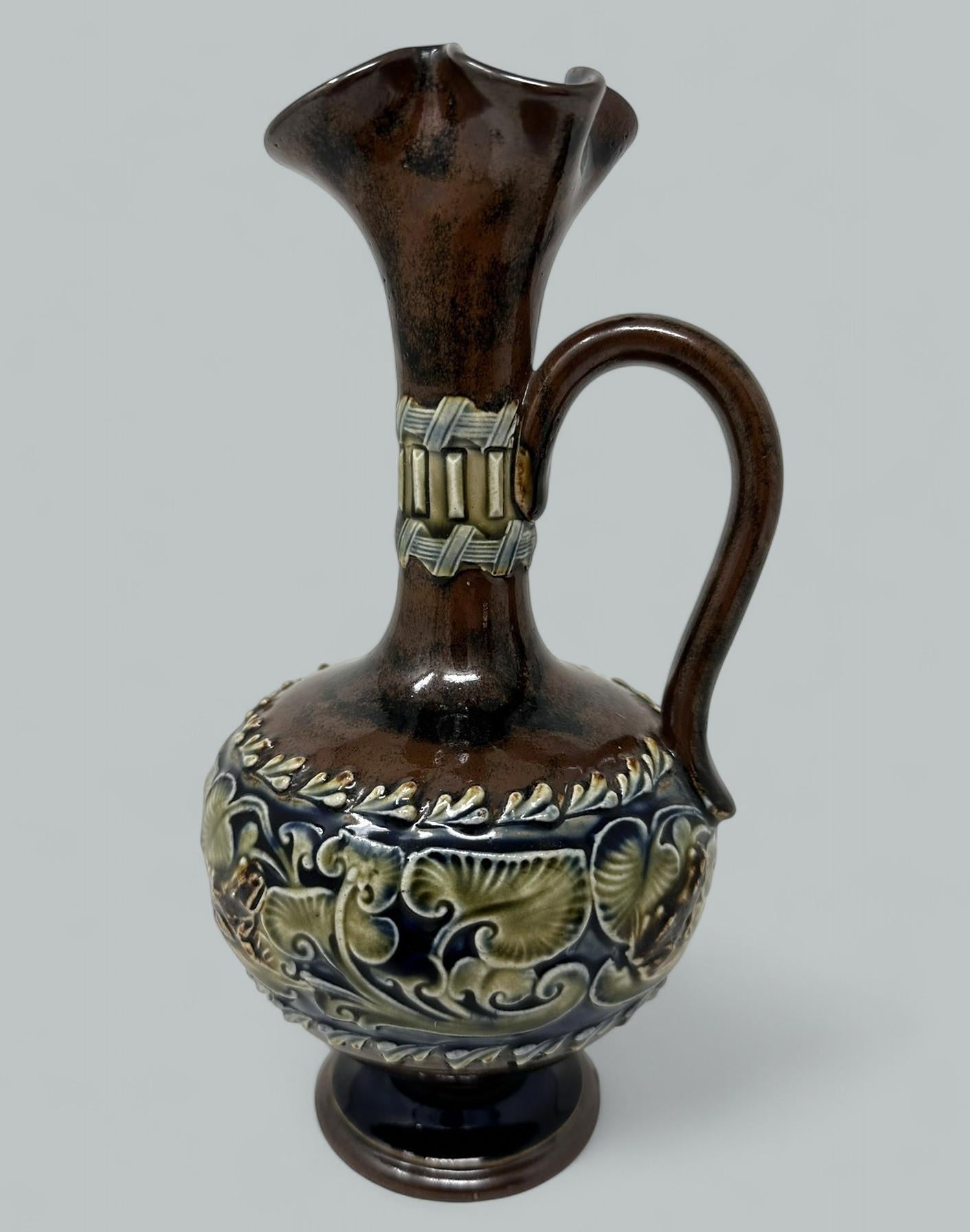 Inglese Coppia antica di porcellane inglesi Royal Doulton Art Nouveau Brocche Ewers Urne in vendita
