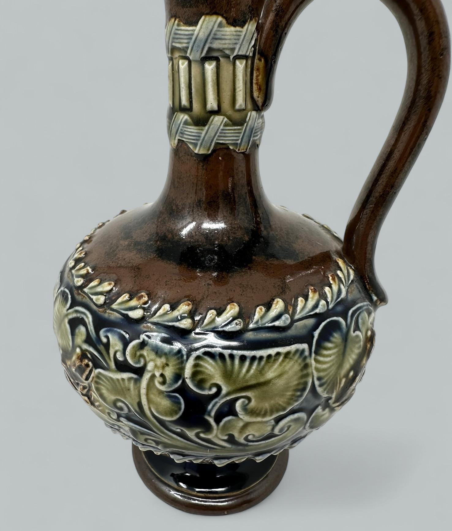Coppia antica di porcellane inglesi Royal Doulton Art Nouveau Brocche Ewers Urne In condizioni buone in vendita a Dublin, Ireland