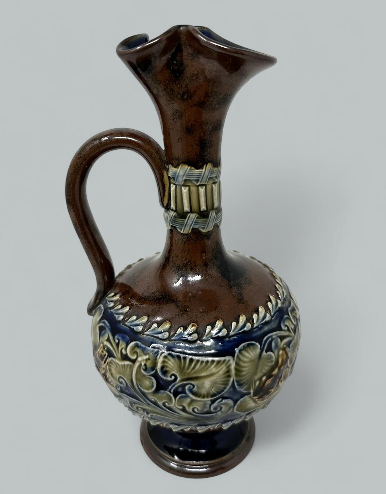 XX secolo Coppia antica di porcellane inglesi Royal Doulton Art Nouveau Brocche Ewers Urne in vendita