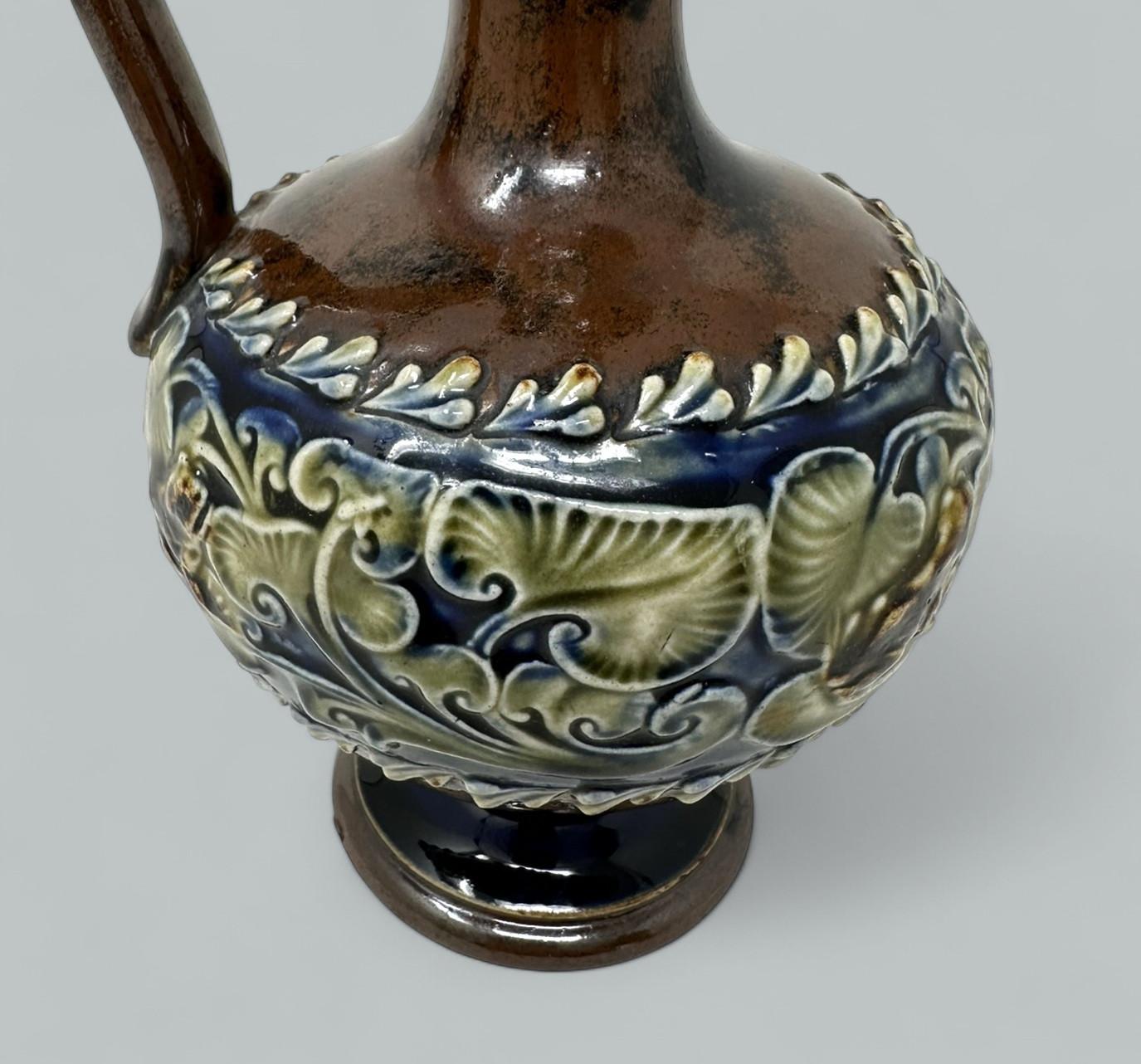 Ceramica Coppia antica di porcellane inglesi Royal Doulton Art Nouveau Brocche Ewers Urne in vendita