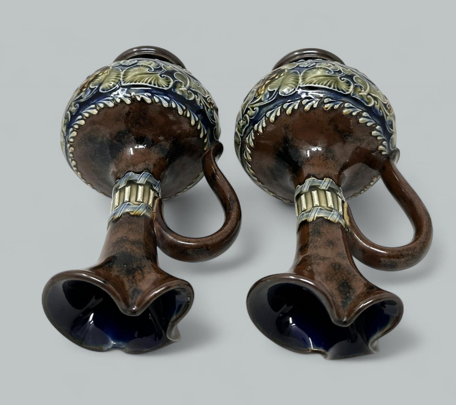 Coppia antica di porcellane inglesi Royal Doulton Art Nouveau Brocche Ewers Urne in vendita 2