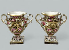 Paire ancienne d'urnes en porcelaine anglaise Royal Crown Derby Porcelain Vases Imari Porcelain