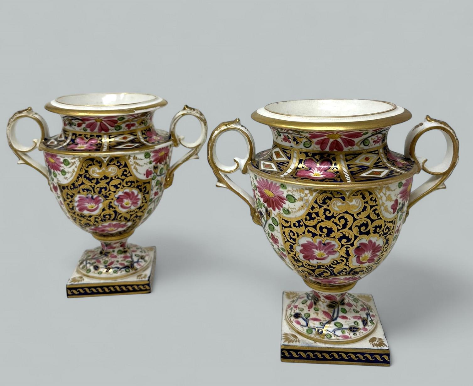 Par Antiguo Inglés Royal Crown Derby Campana Urnas Jarrones de Porcelana Imari Patern Regencia en venta