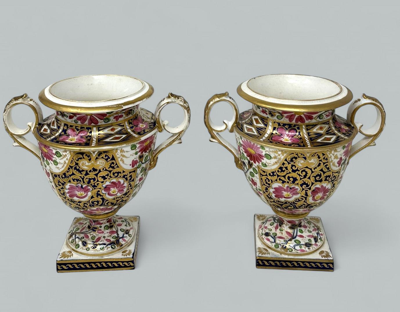 Par Antiguo Inglés Royal Crown Derby Campana Urnas Jarrones de Porcelana Imari Patern en Bueno estado para la venta en Dublin, Ireland
