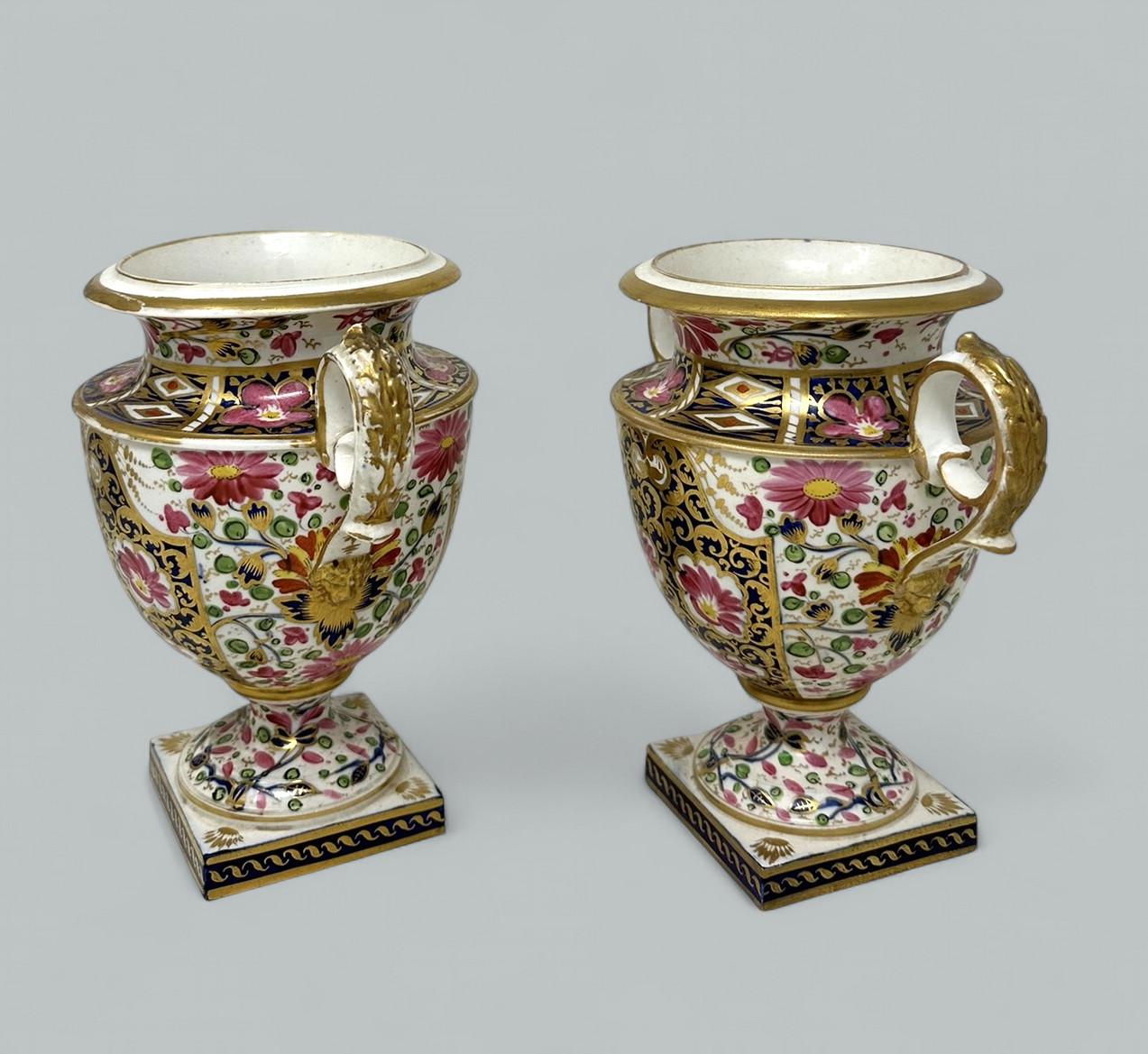 Par Antiguo Inglés Royal Crown Derby Campana Urnas Jarrones de Porcelana Imari Patern siglo XIX en venta
