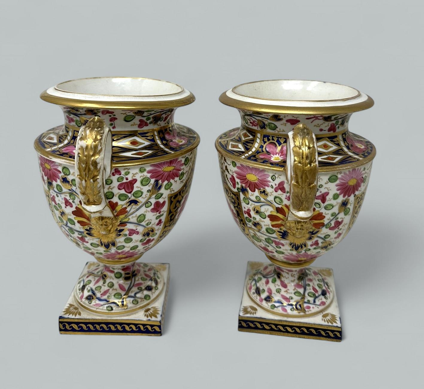 Par Antiguo Inglés Royal Crown Derby Campana Urnas Jarrones de Porcelana Imari Patern Cerámico en venta