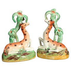 Ancienne paire de girafe anglaise Staffordshire en porcelaine polychromée C1870