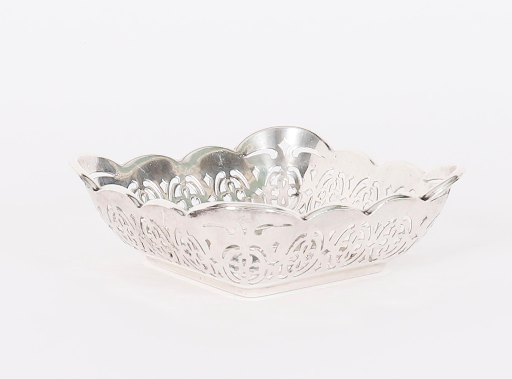 Si tratta di una splendida coppia di piatti bon-bon in argento sterling inglese con marchio di garanzia del 1925 e marchio dell'argentiere William Williams.

I piatti sono caratterizzati da ciotole traforate con decorazioni a volute sui bordi.

La