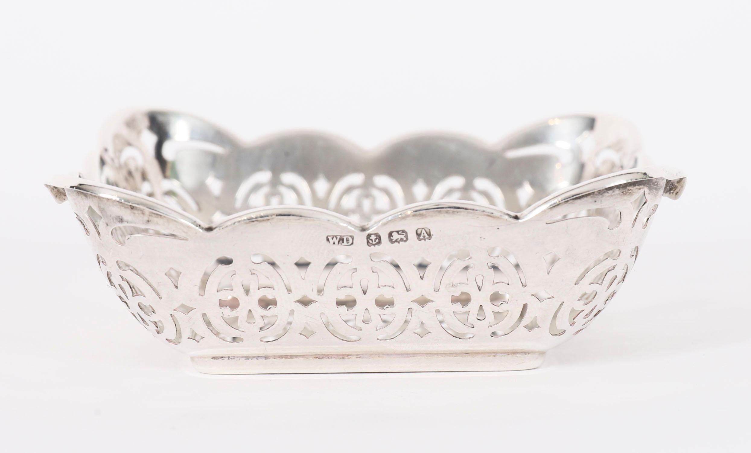 Antica coppia inglese di piatti Bon Bon in argento Sterling-William Devenport datata 1925 In condizioni buone in vendita a London, GB