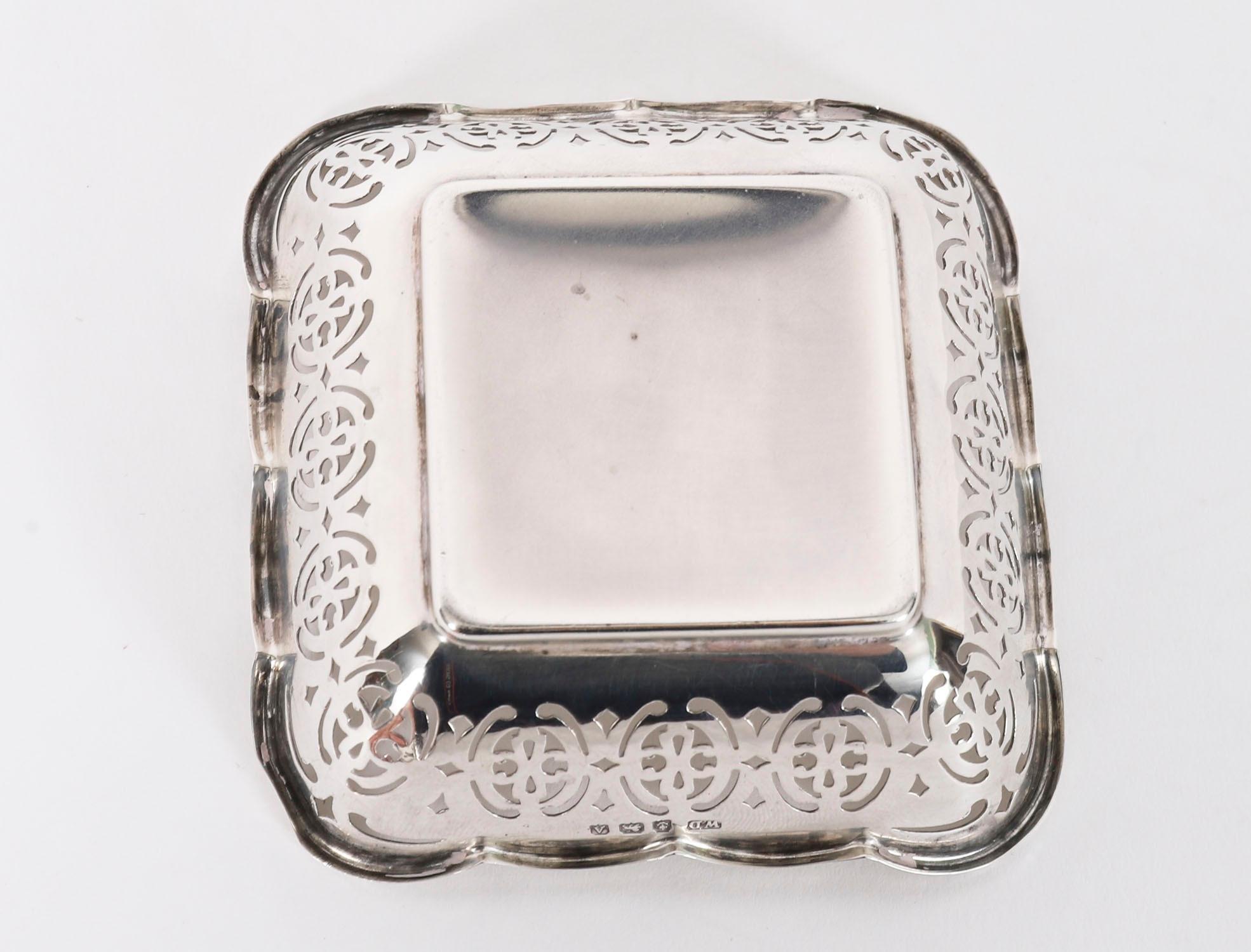 Antica coppia inglese di piatti Bon Bon in argento Sterling-William Devenport datata 1925 in vendita 2
