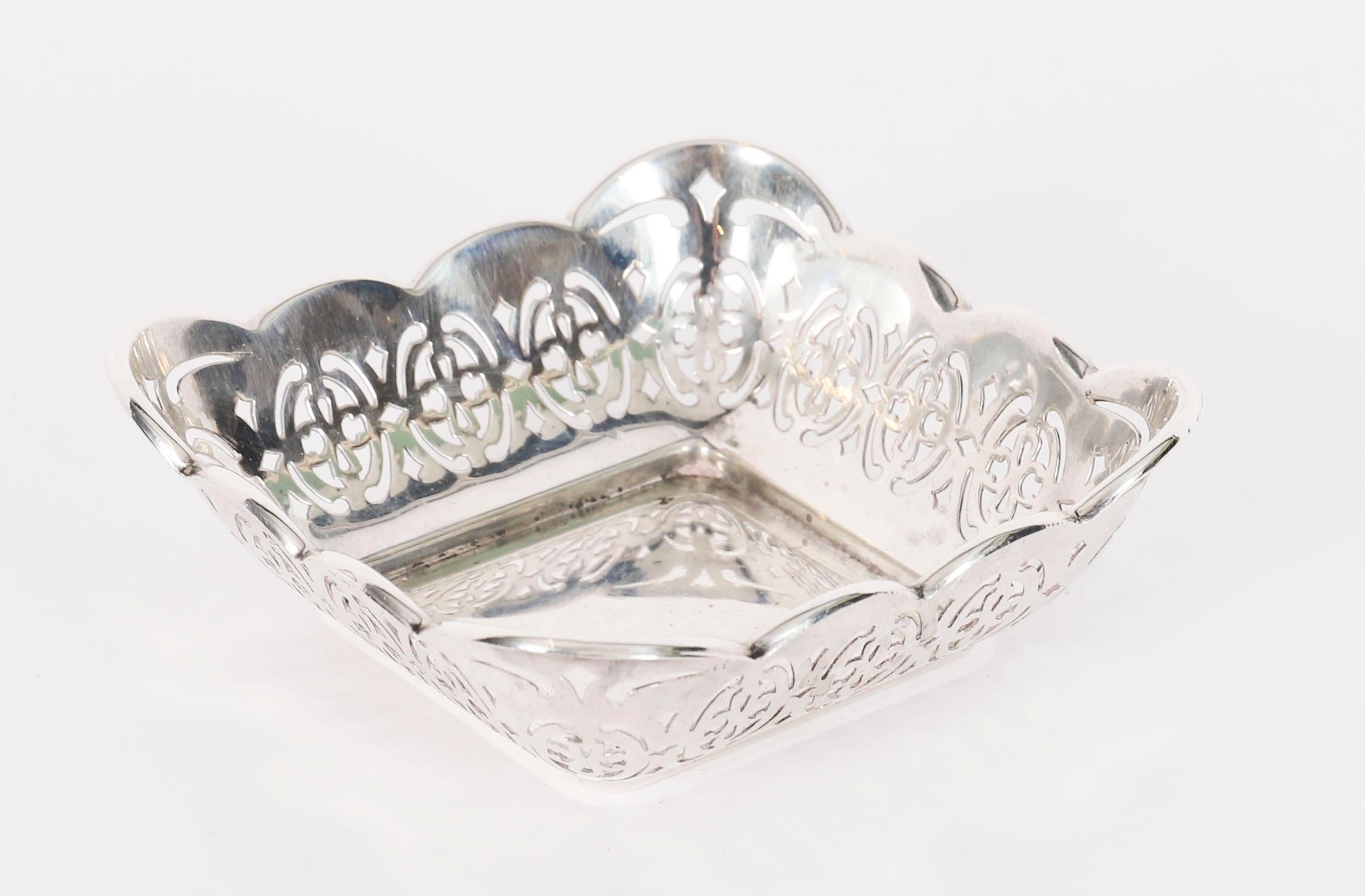 Antica coppia inglese di piatti Bon Bon in argento Sterling-William Devenport datata 1925 in vendita 3