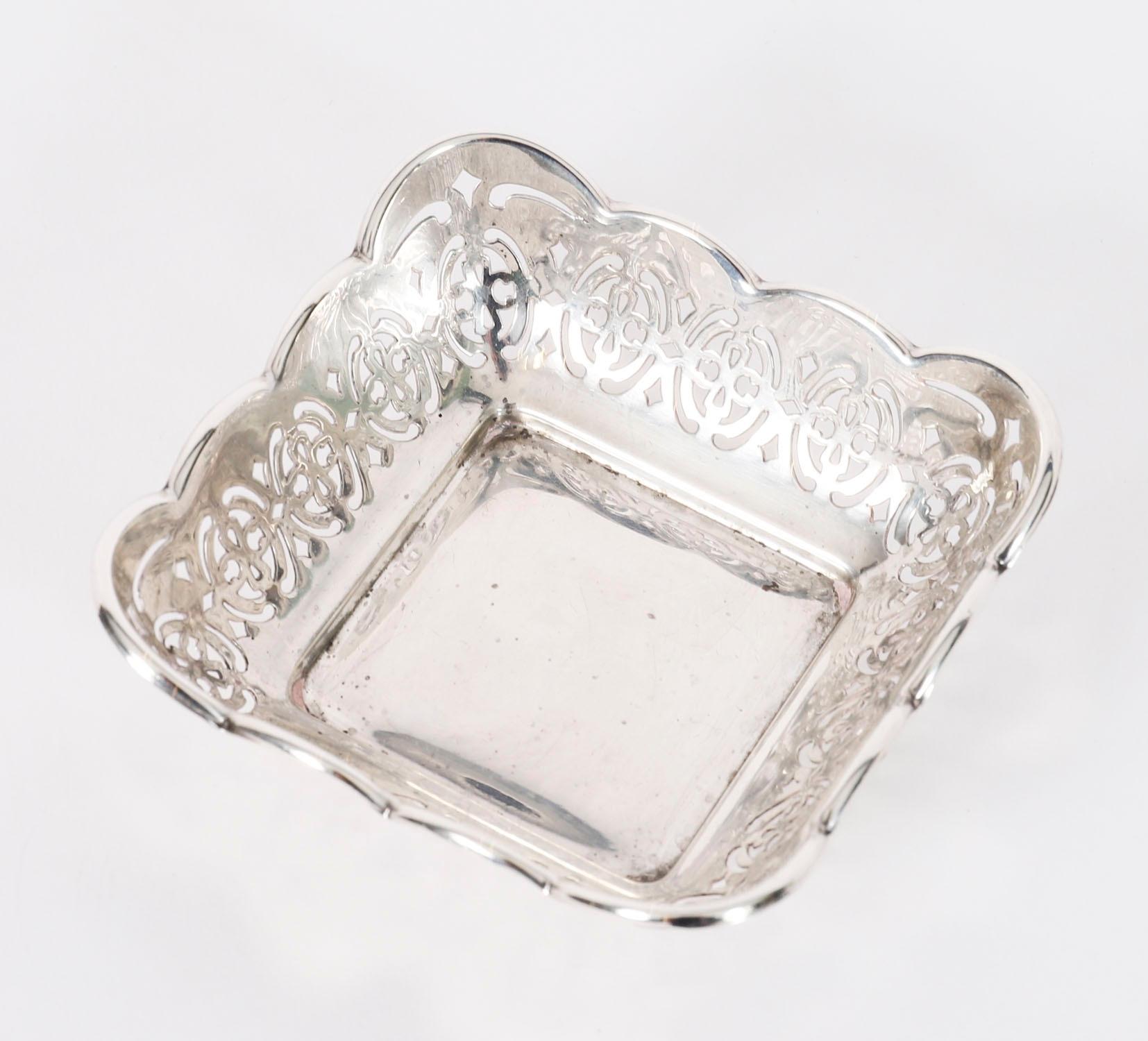 Antica coppia inglese di piatti Bon Bon in argento Sterling-William Devenport datata 1925 in vendita 4