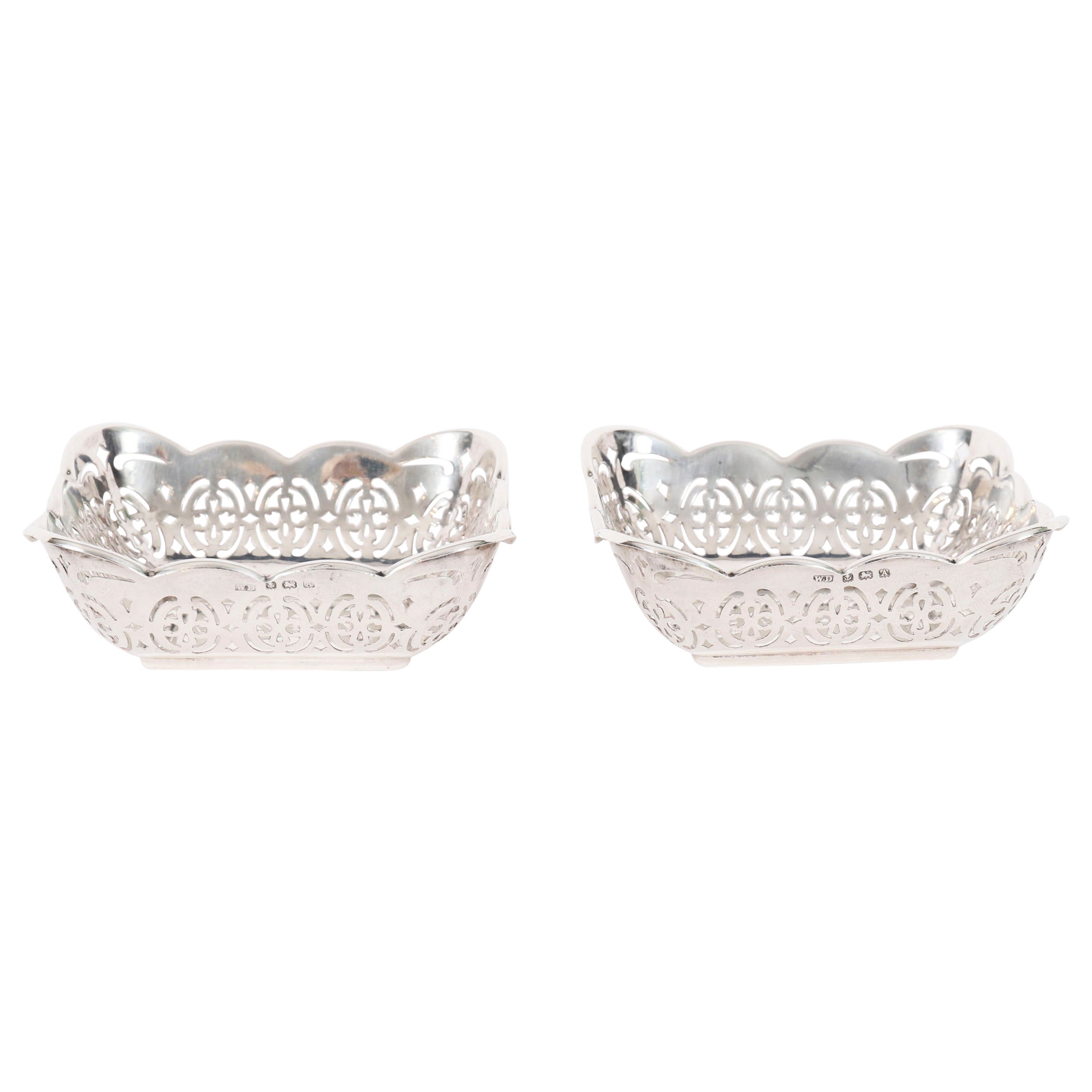 Antica coppia inglese di piatti Bon Bon in argento Sterling-William Devenport datata 1925 in vendita
