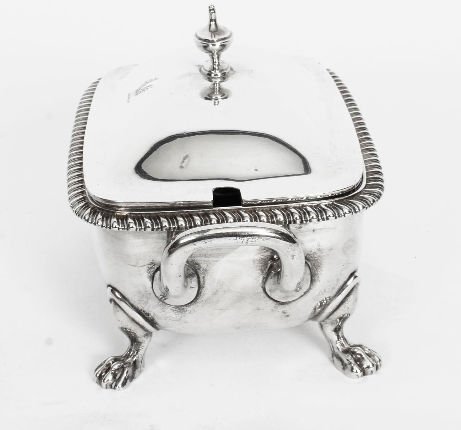 Antique Pair English Sterling Silver Sauce Tureens Garrard & Co, 19th Century In Good Condition In London, GB