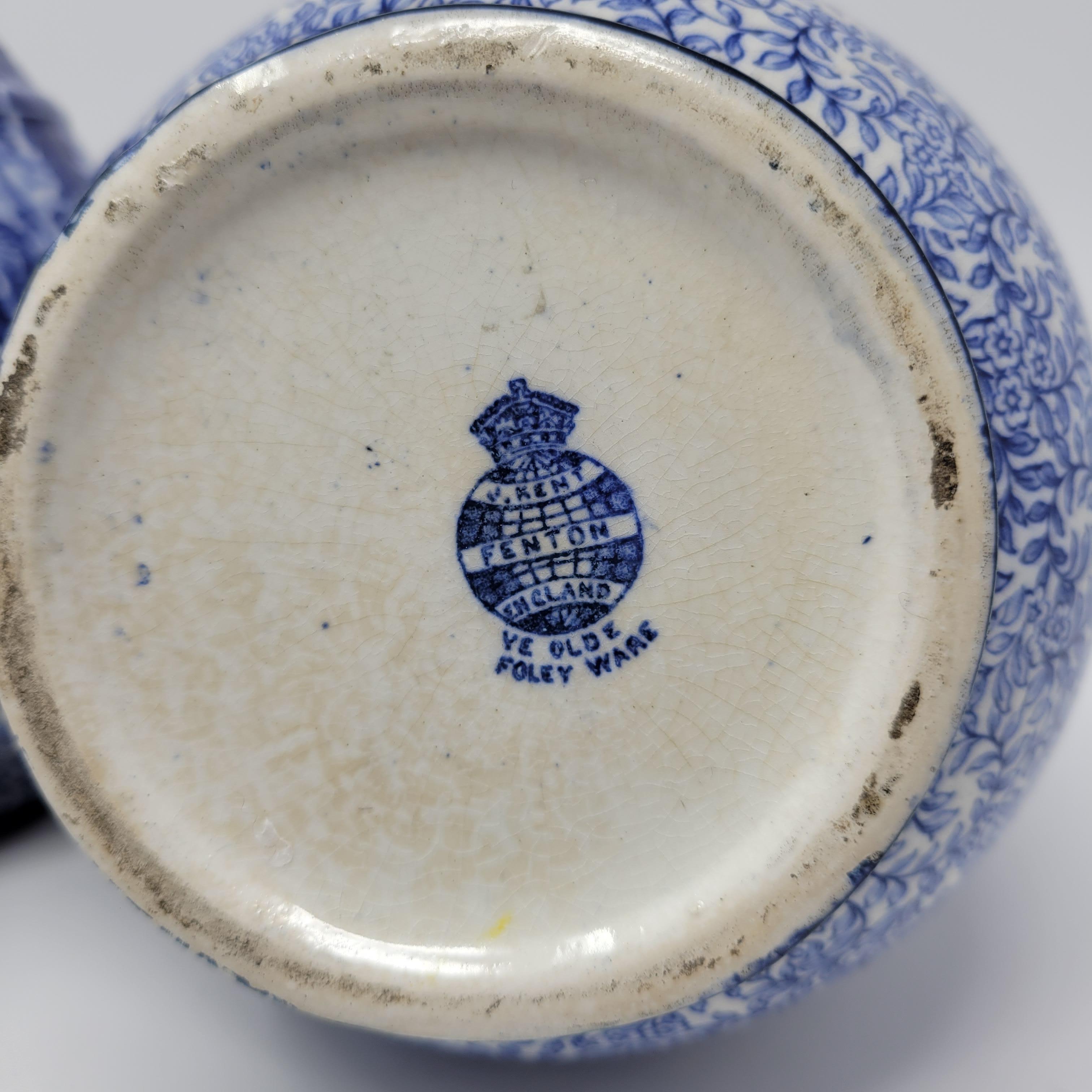 Ancienne paire de vases bleus et blancs Staffordshire de succession en vente 1