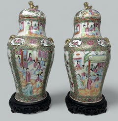 Antikes Paar Famille-Rose-Medaillon-Kanton-Kanton-Kanton-Cantonese-Chinesische Fo-Hunde-Vasen-Urnen, Paar