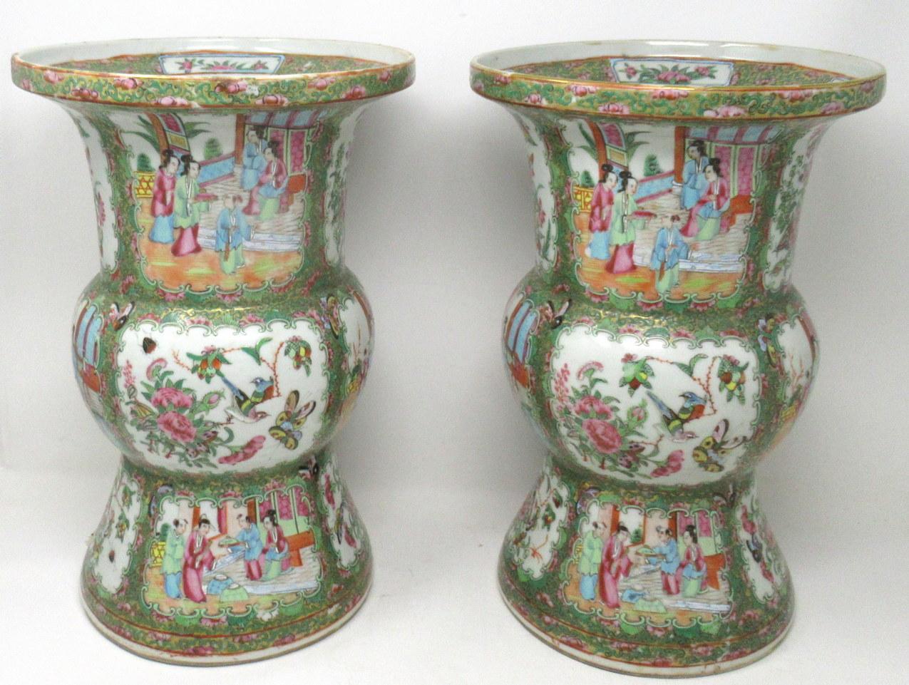 Paire de vases en porcelaine chinoise cantonaise décorés à la main, d'une rare forme gu, d'assez bonnes proportions (voir dernière image in situ), datant du milieu du XIXe siècle, peut-être plus tôt.

Les principaux corps extérieurs de forme