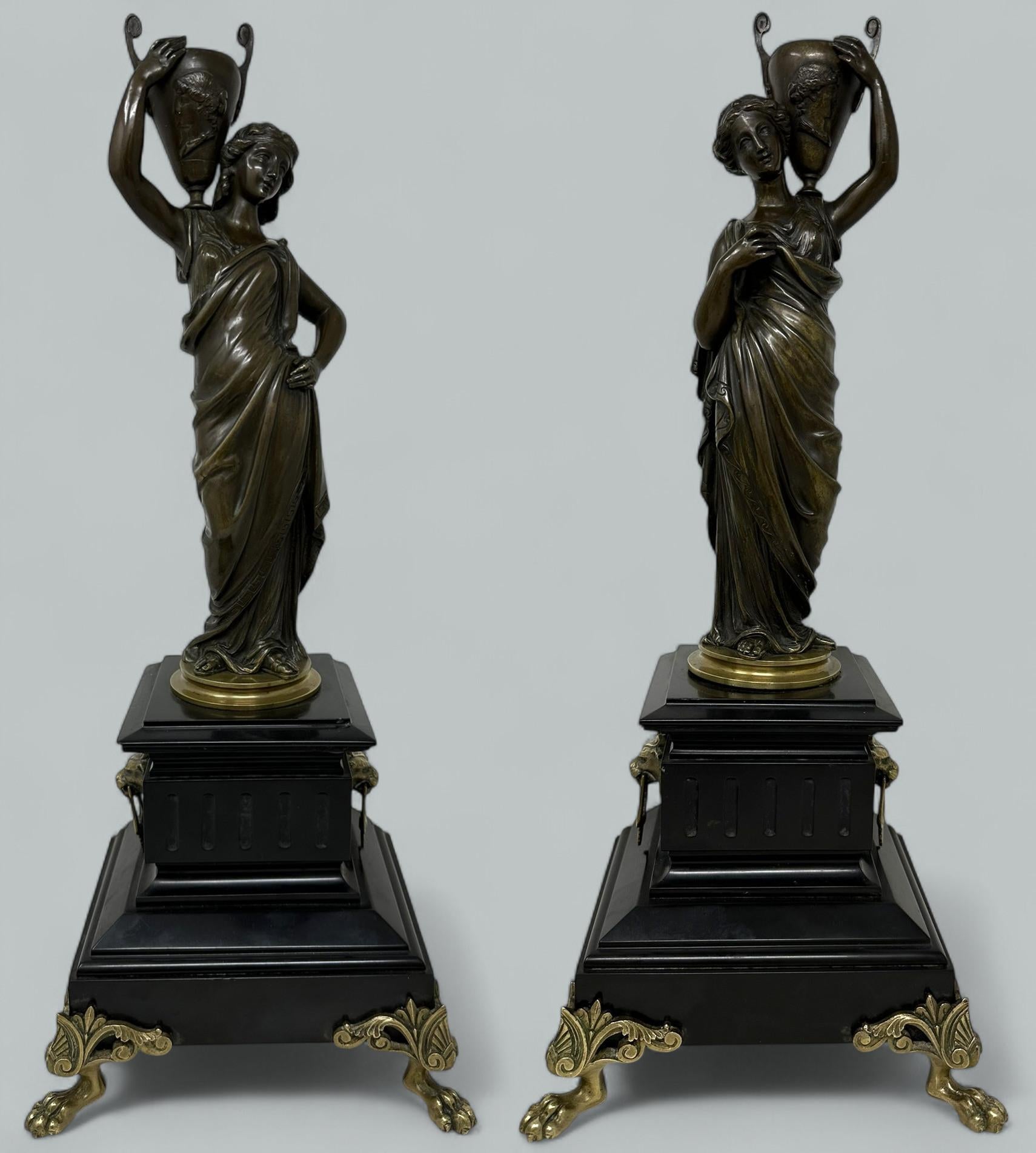 Assolutamente stupefacente la fusione di bronzo patinato francese di figure classiche in piedi, avvolte in abiti. Metà o fine del XIX secolo. Attribuito con certezza al lavoro del francese Louis Valentin Elias Robert. 

Ciascuna Femail tiene in alto