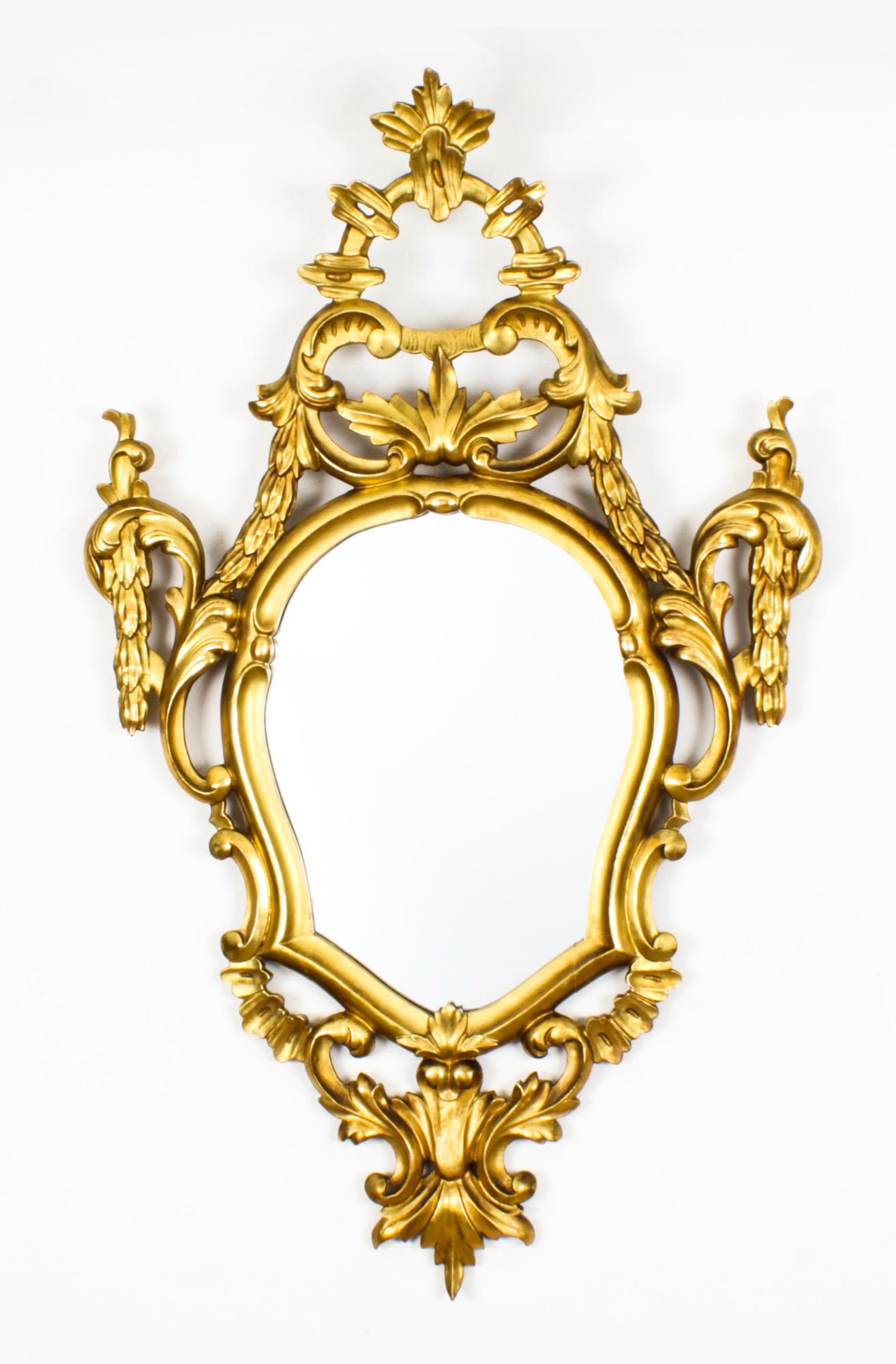 Il s'agit d'une superbe paire de miroirs italiens anciens en bois doré florentin, datant d'environ 1870.
 
Les plaques de miroirs ovales sont placées dans un cadre Rococo à acanthes sculptées en gras, et elles conservent la dorure d'origine.
