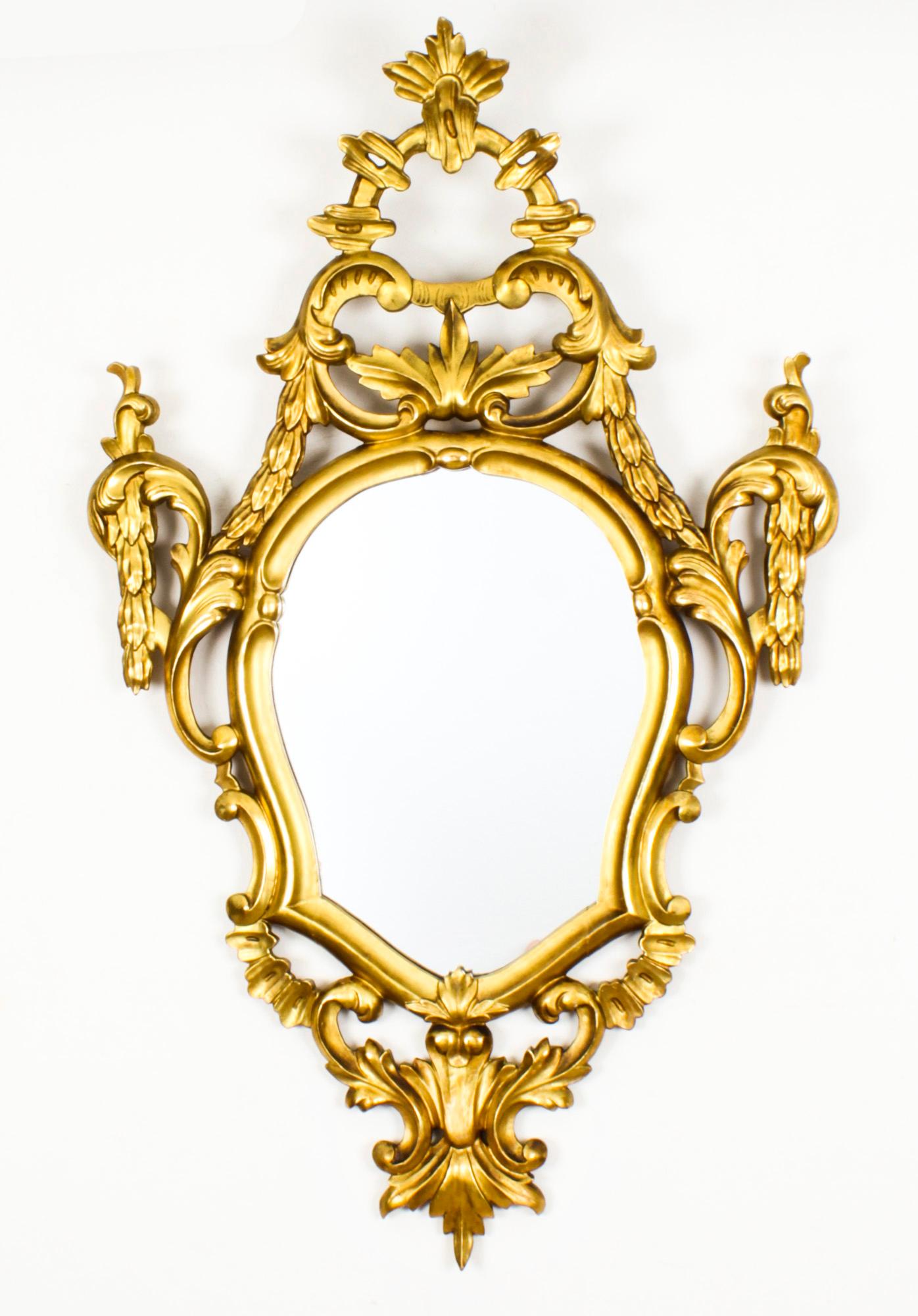 Rococo Ancienne paire de miroirs florentins rococo en bois doré du 19ème siècle en vente