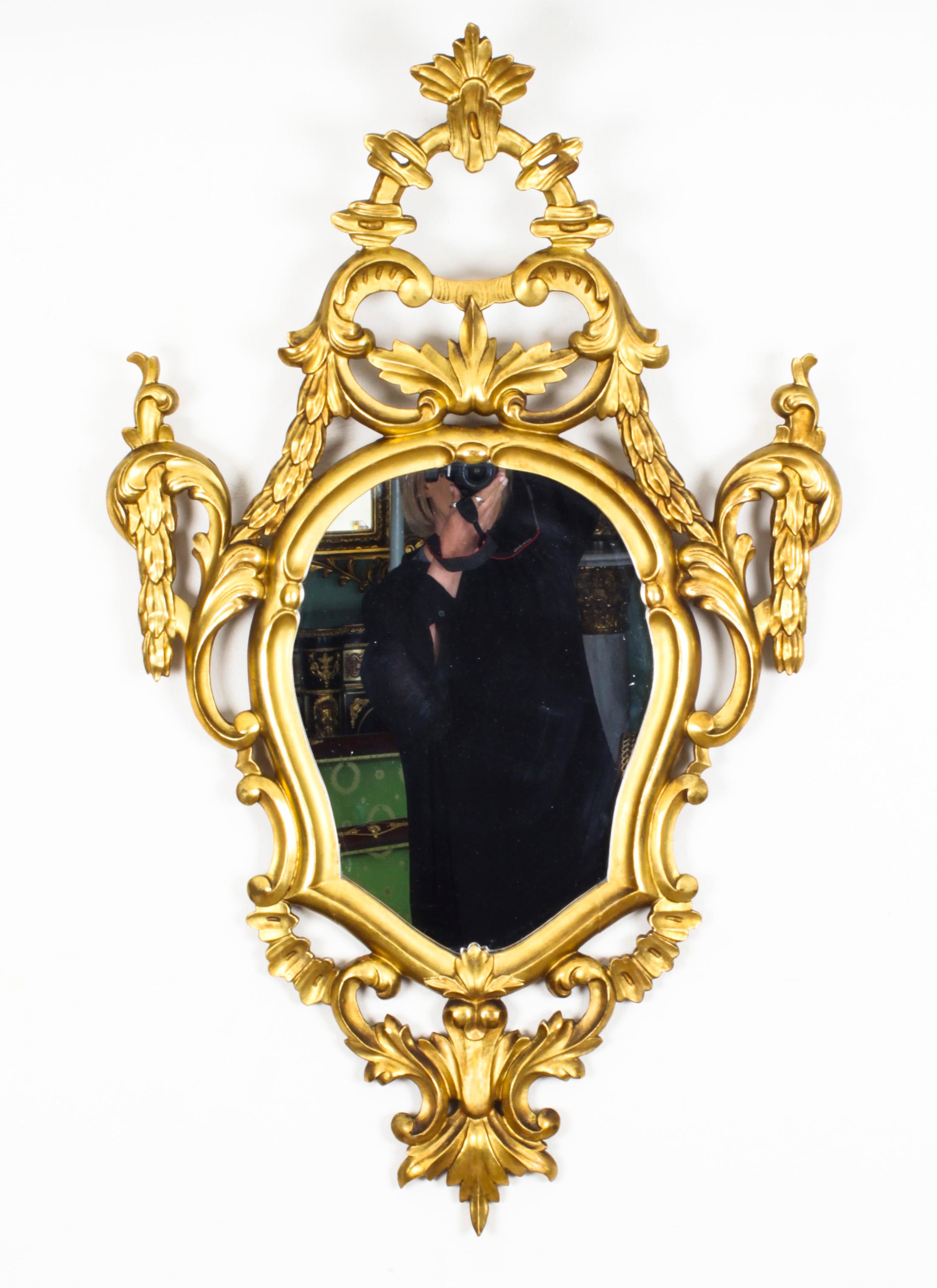 italien Ancienne paire de miroirs florentins rococo en bois doré du 19ème siècle en vente