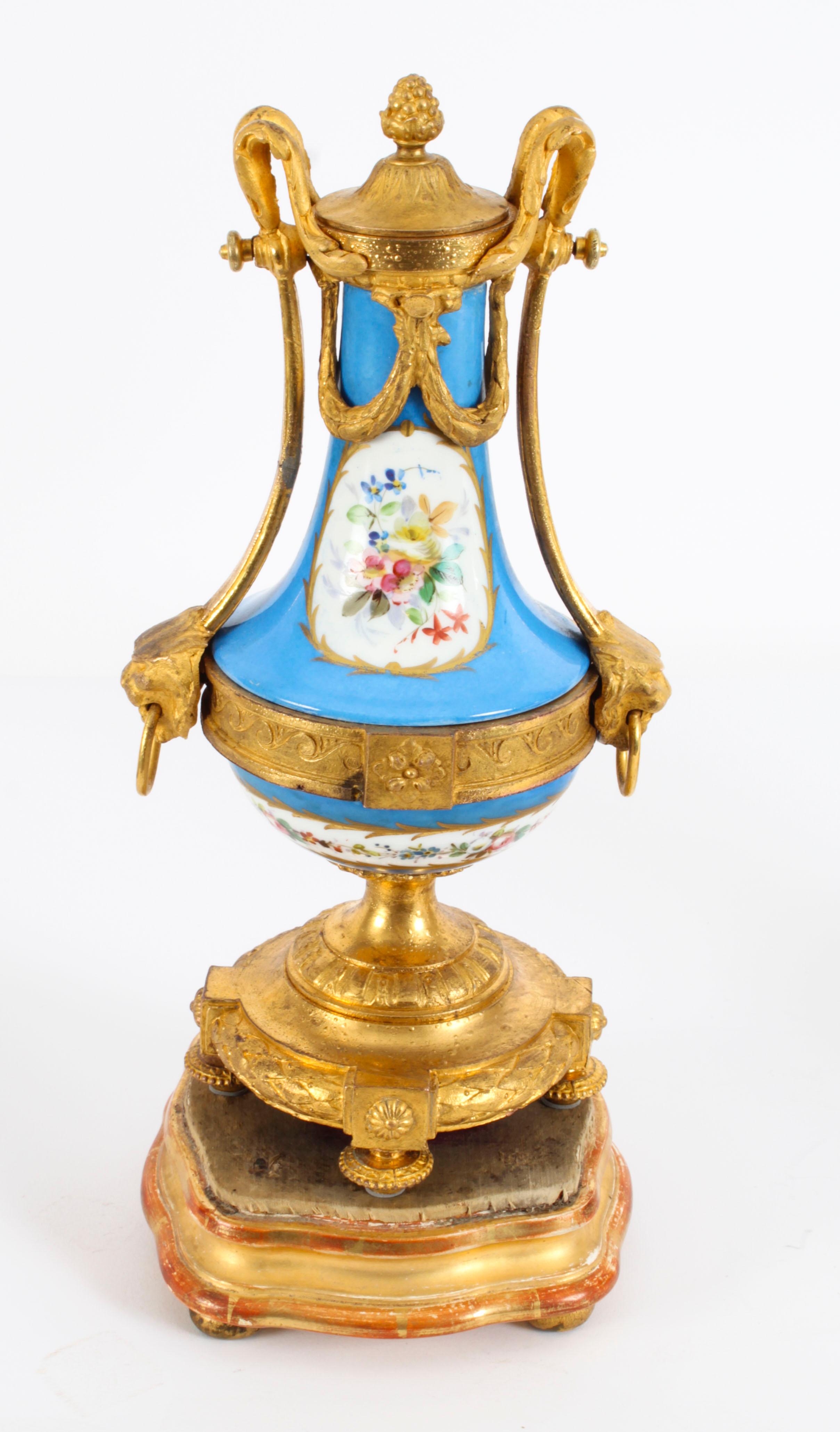 Antikes Paar franzsische Bleu Celeste-Svres-Urnen, 19. Jahrhundert im Angebot 4