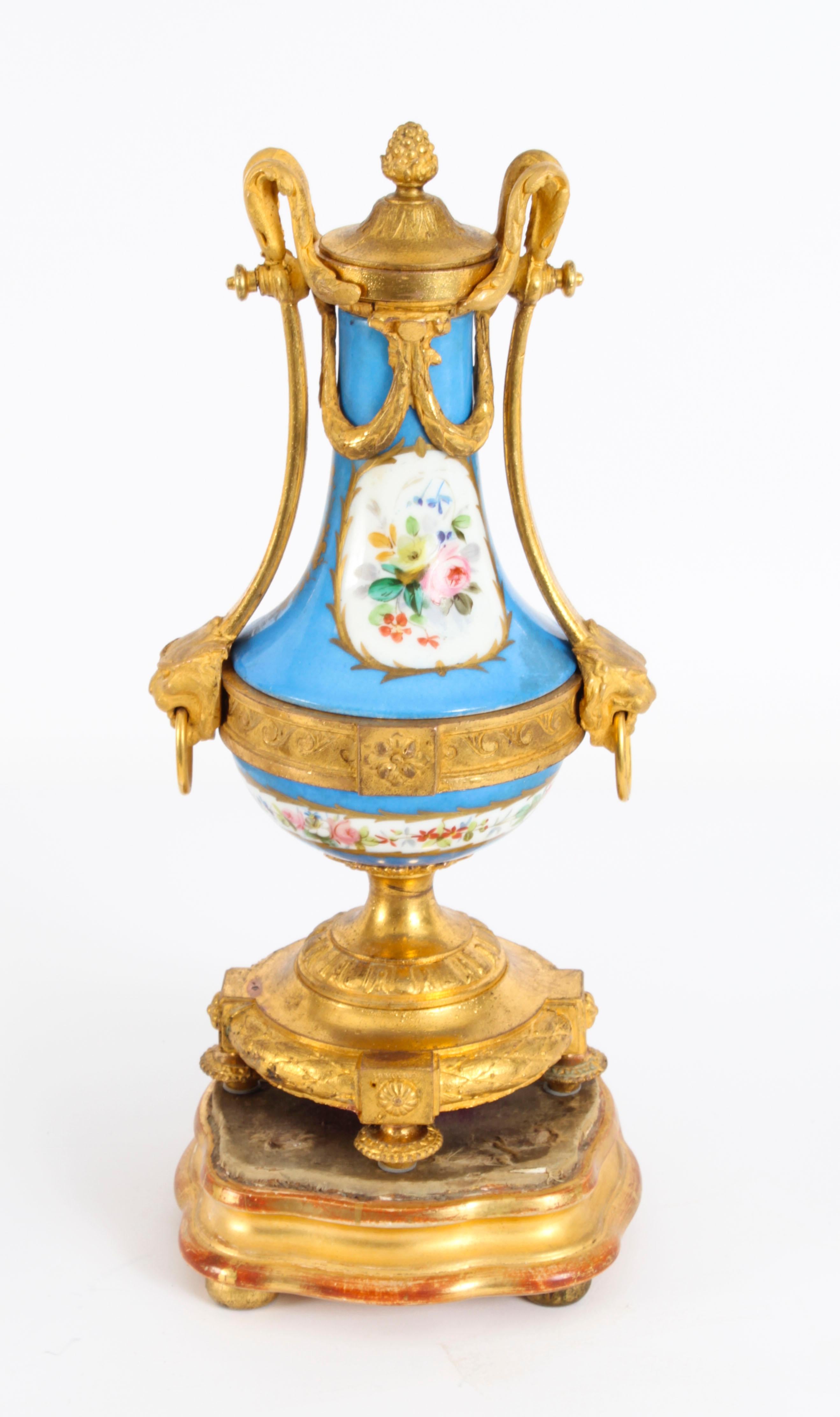 Antikes Paar franzsische Bleu Celeste-Svres-Urnen, 19. Jahrhundert im Angebot 6