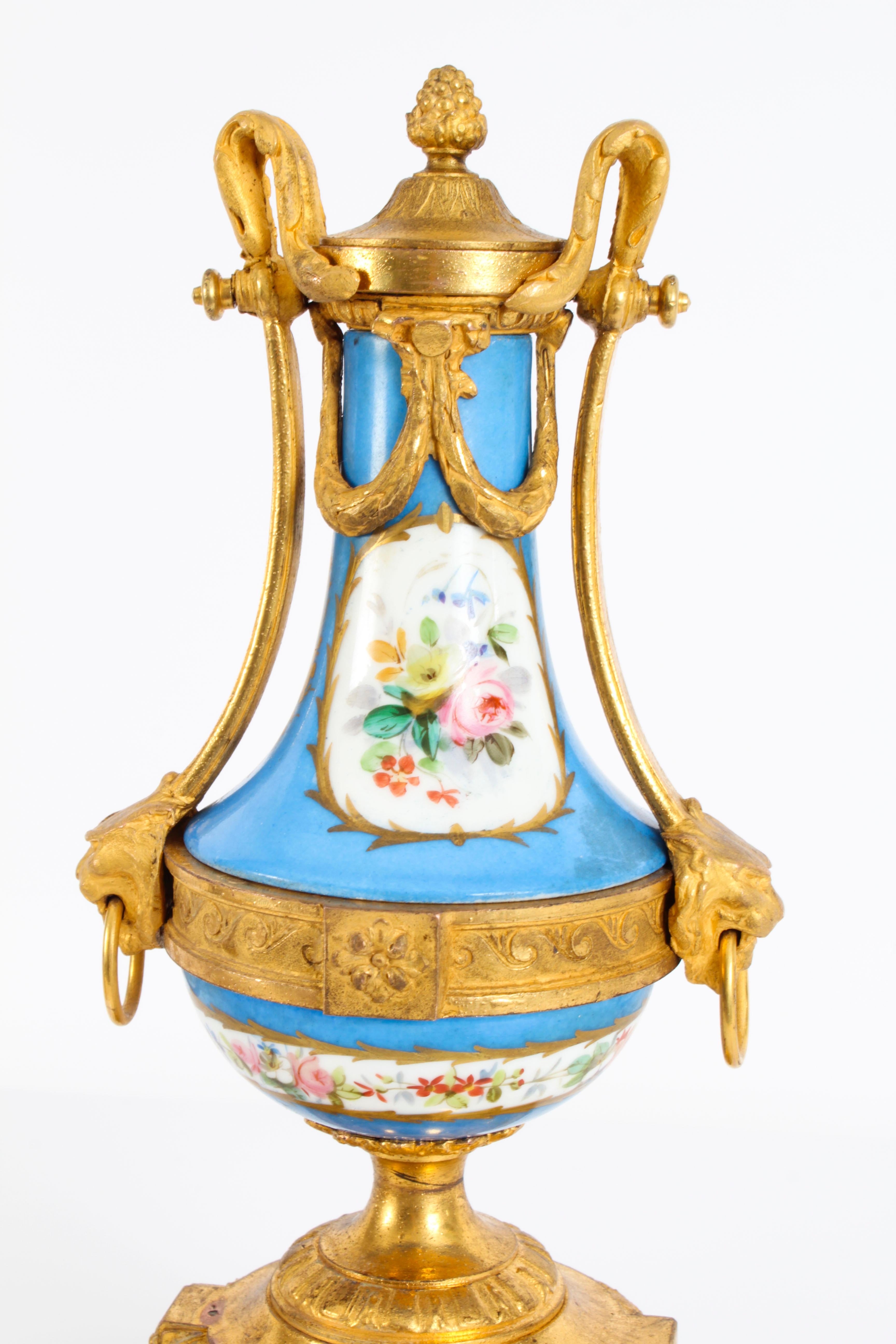 Antikes Paar franzsische Bleu Celeste-Svres-Urnen, 19. Jahrhundert im Angebot 7