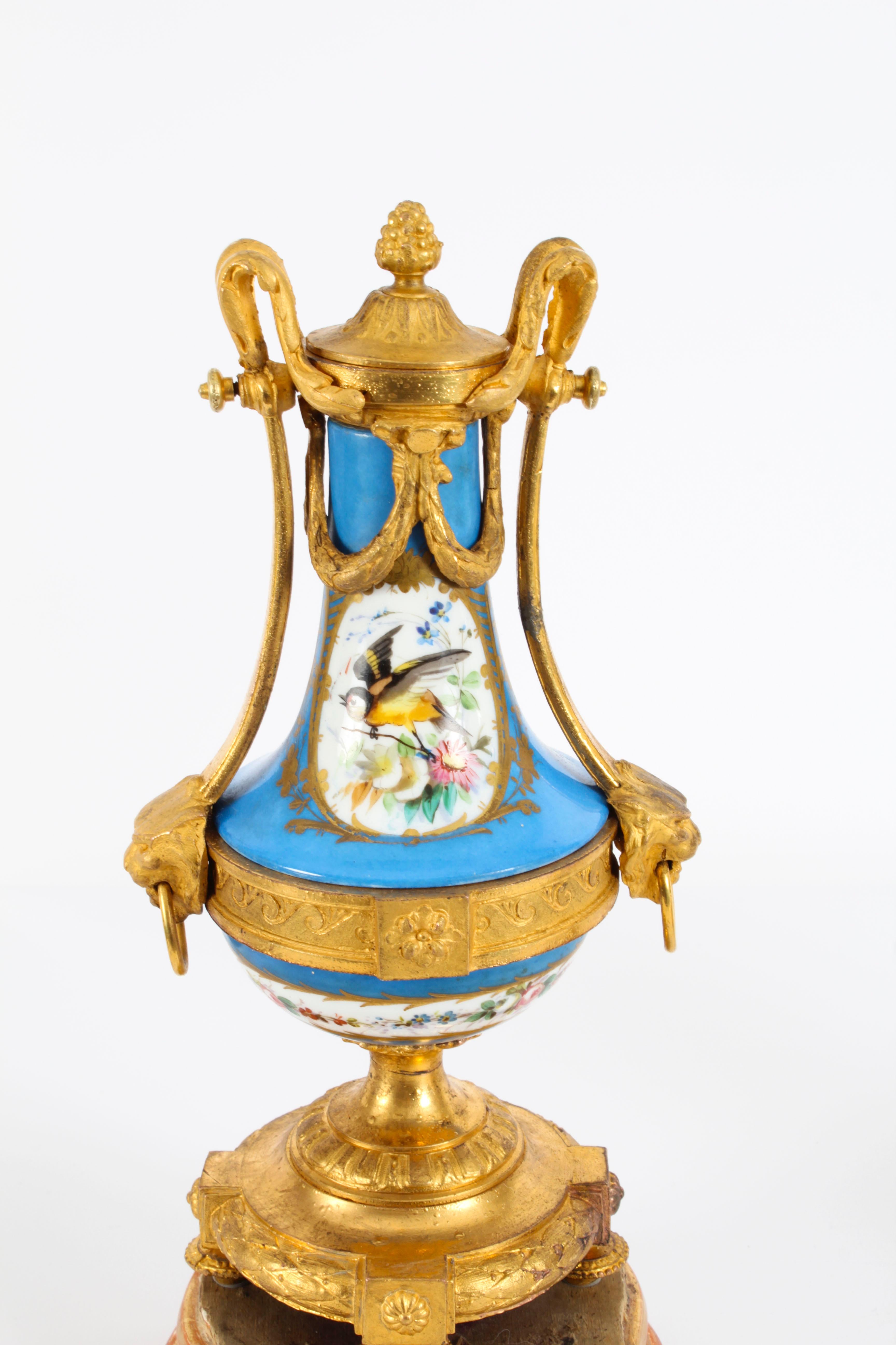 Antikes Paar franzsische Bleu Celeste-Svres-Urnen, 19. Jahrhundert (Französisch) im Angebot