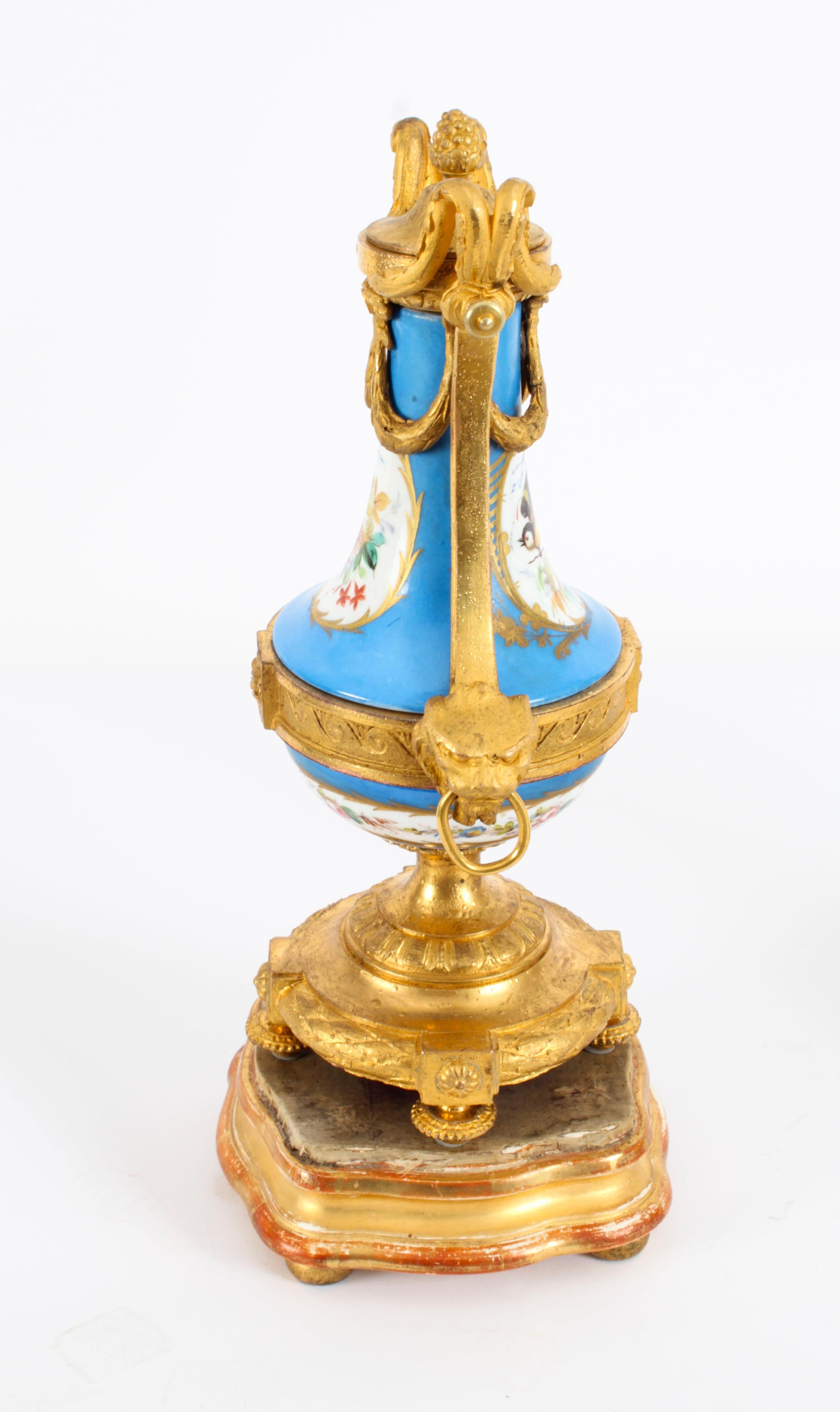 Antikes Paar franzsische Bleu Celeste-Svres-Urnen, 19. Jahrhundert im Angebot 2