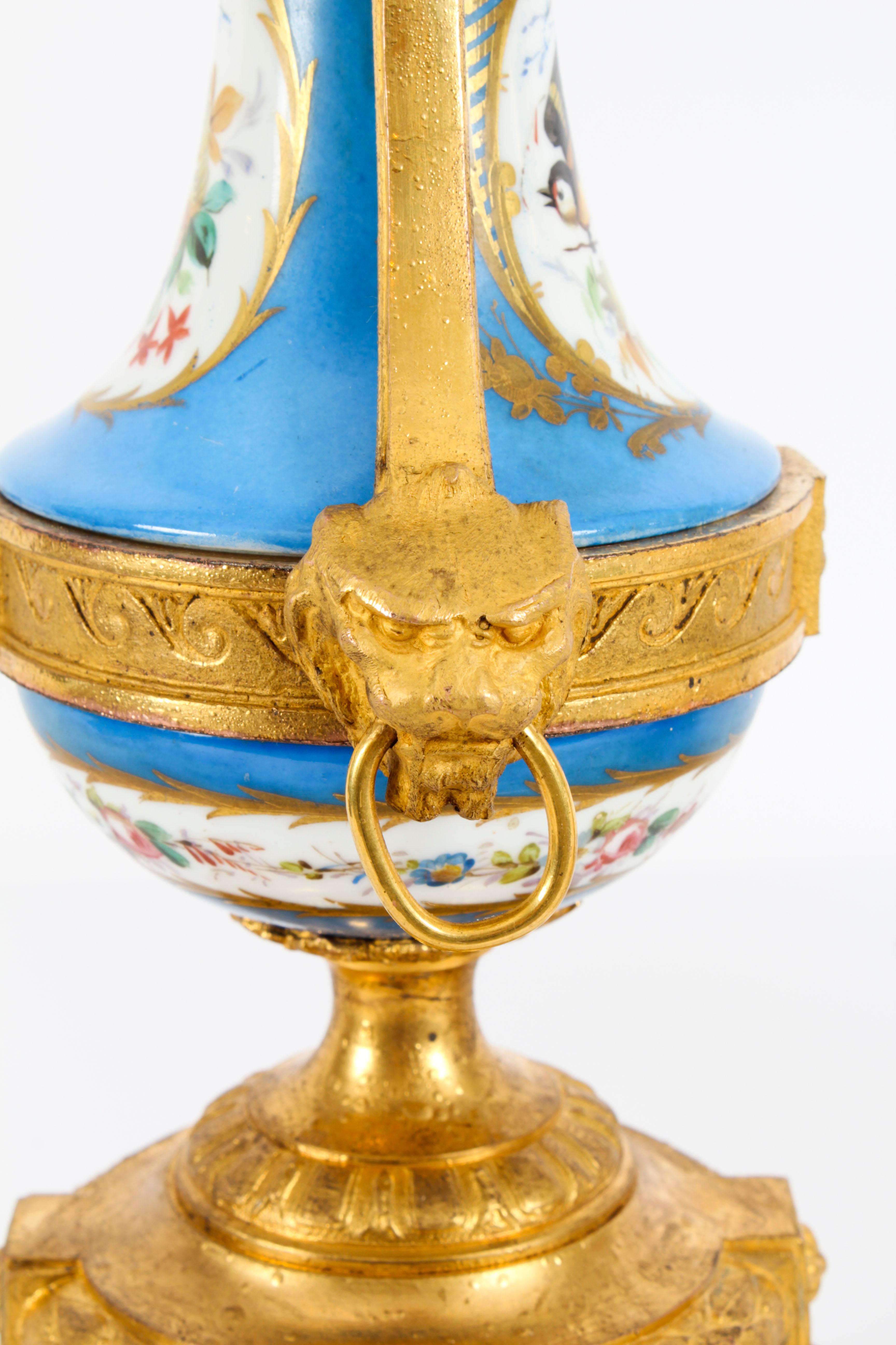 Coppia di urne francesi Bleu Celeste Sevres del XIX secolo in vendita 3
