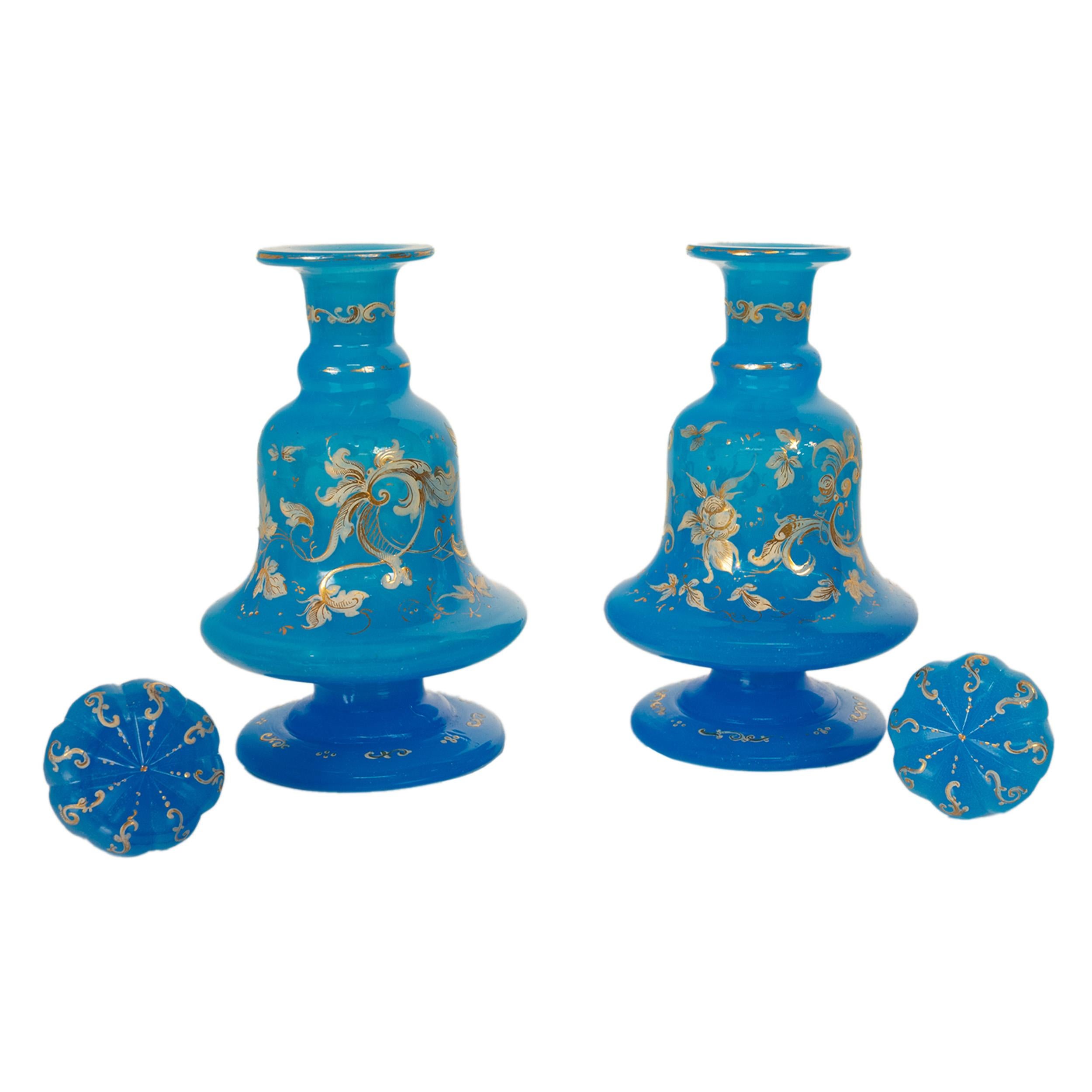 Antiguo par de frascos de perfume franceses de vidrio esmaltado azul opalino dorado Flacon 1850 en venta 2