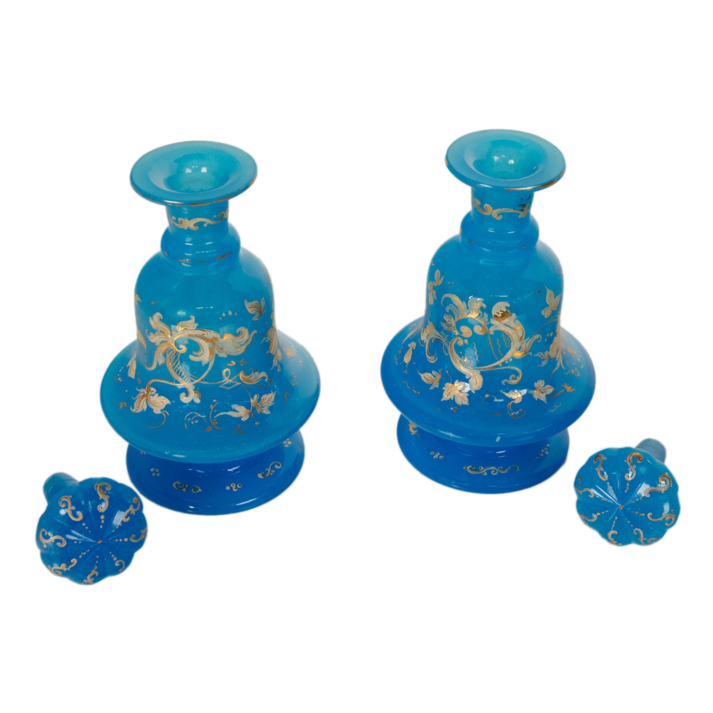 Antiguo par de frascos de perfume franceses de vidrio esmaltado azul opalino dorado Flacon 1850 en venta 3